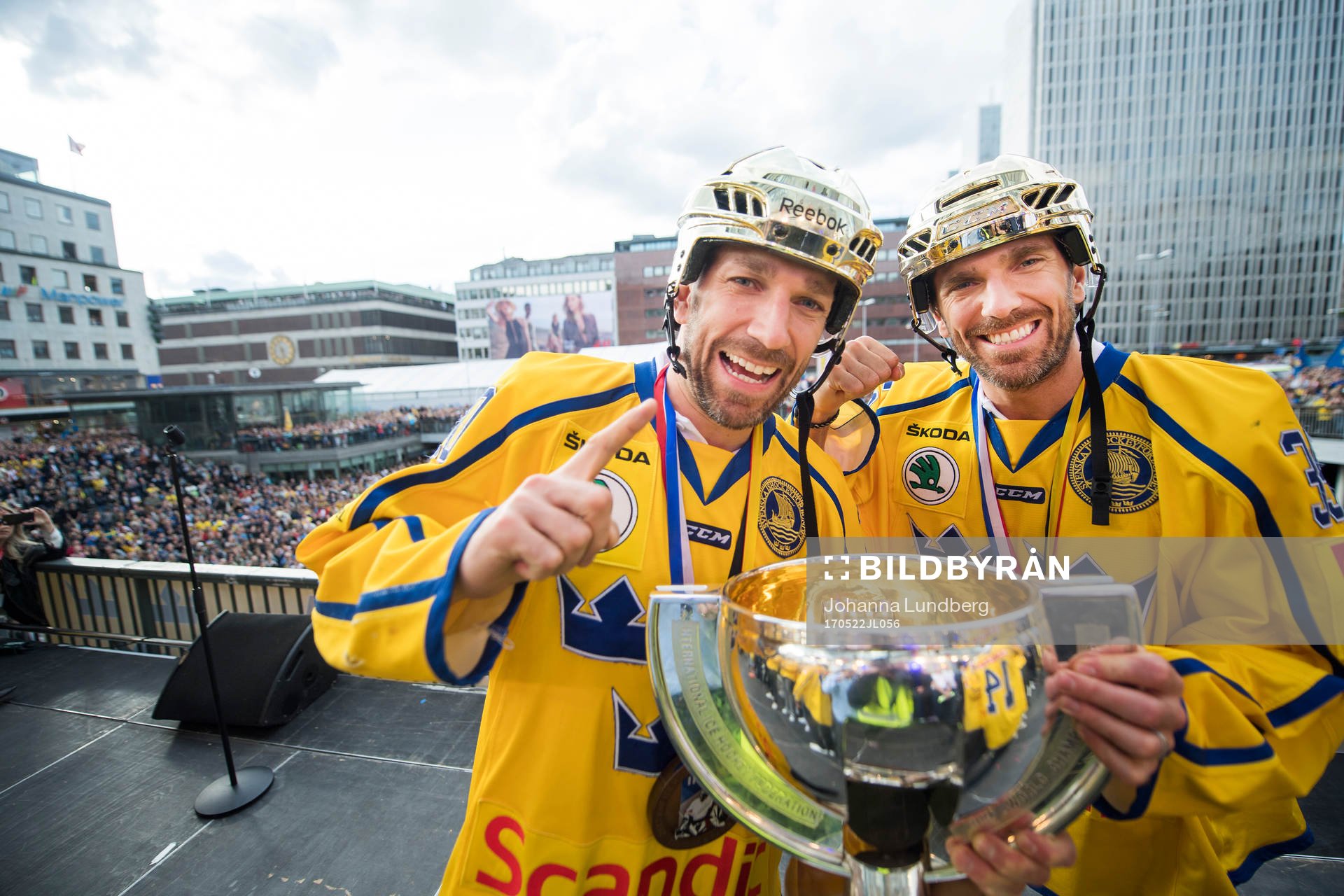 Joel Lundqvist och målvakt Henrik Lundqvist med pokalen