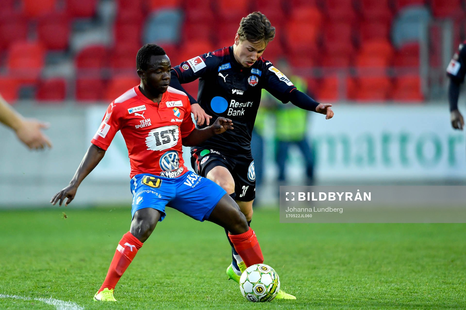 Östers Isaac Shaze och Helsingborgs Alex Timossi Andersson