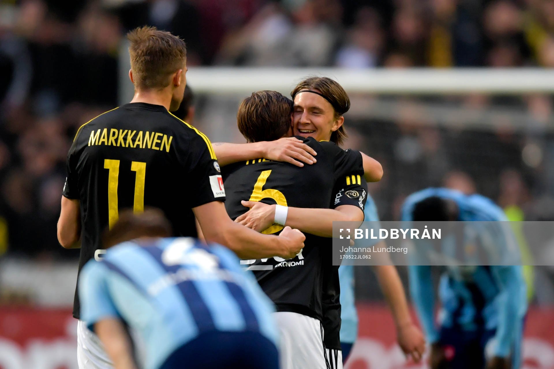 AIK:s Kristoffer Olsson och Simon Thern jublar efter fotbollsmatchen i Allsvenskan mellan Djurgården och AIK den 22 maj 2017 i Stockholm.