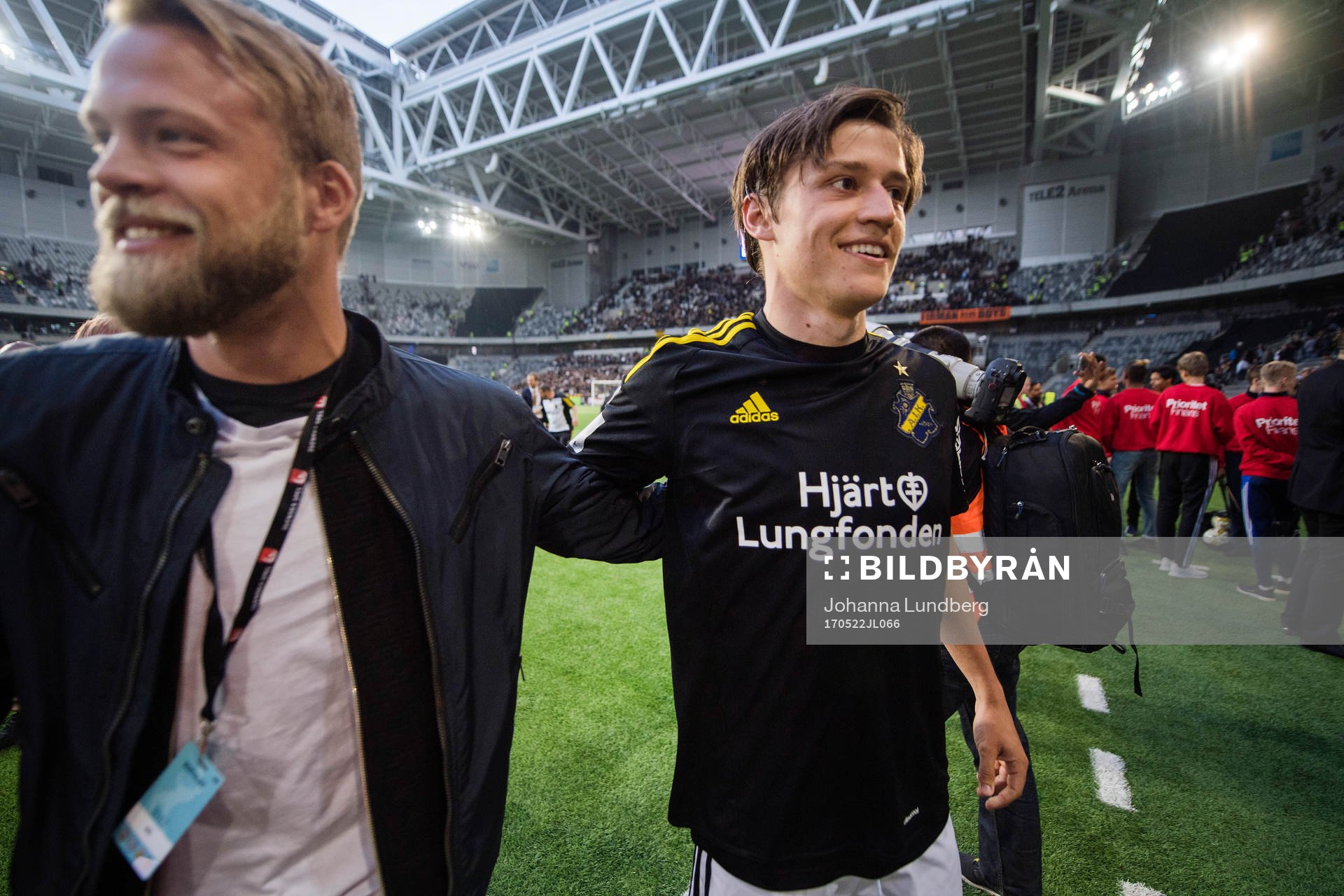 AIK:s Daniel Sundgren och Simon Thern jublar efter fotbollsmatchen i Allsvenskan mellan Djurgården och AIK den 22 maj 2017 i Stockholm.