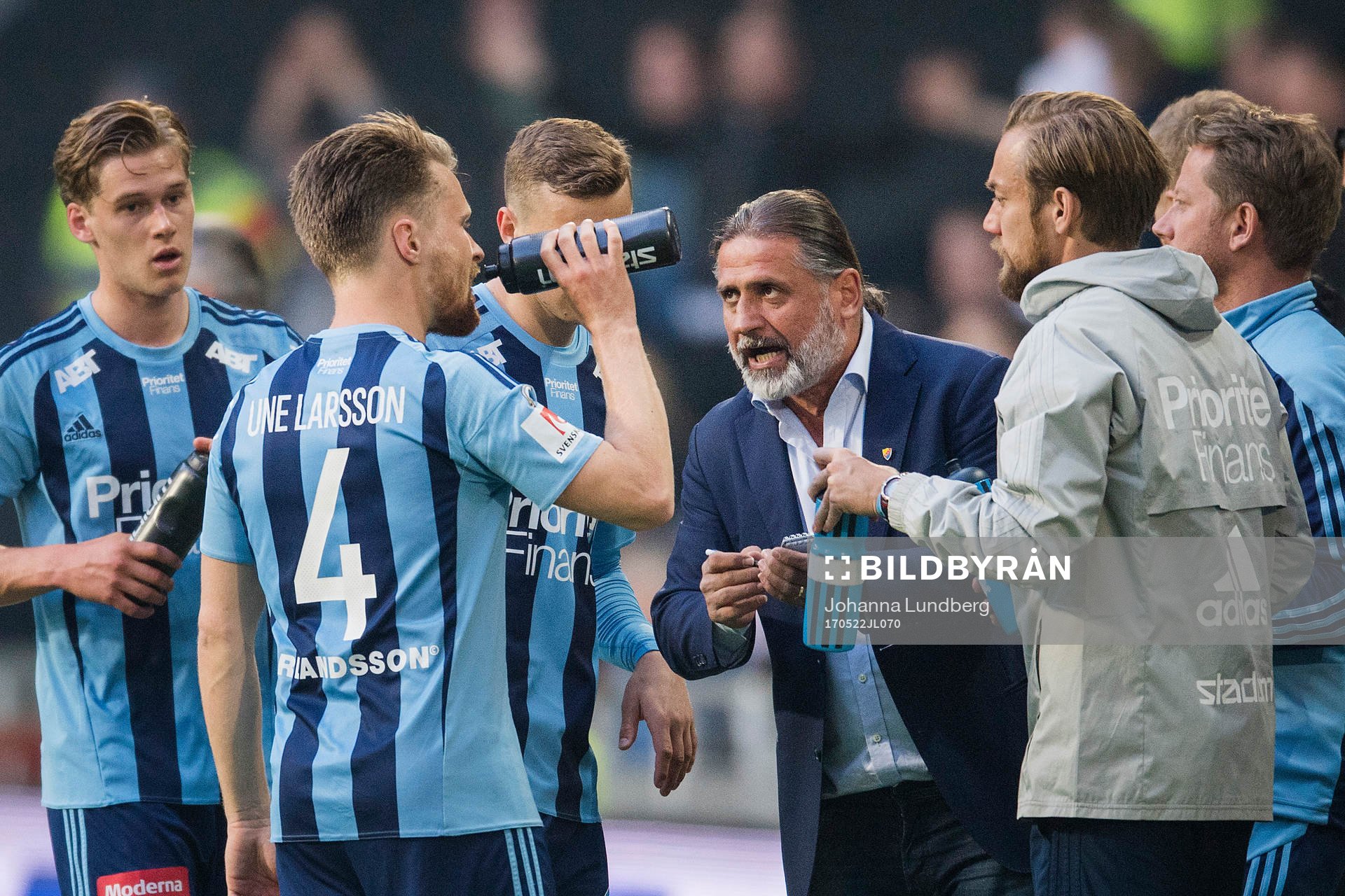 Djurgårdens tränare Özcan Melkemichel samlar spelarna under fotbollsmatchen i Allsvenskan mellan Djurgården och AIK den 22 maj 2017 i Stockholm.