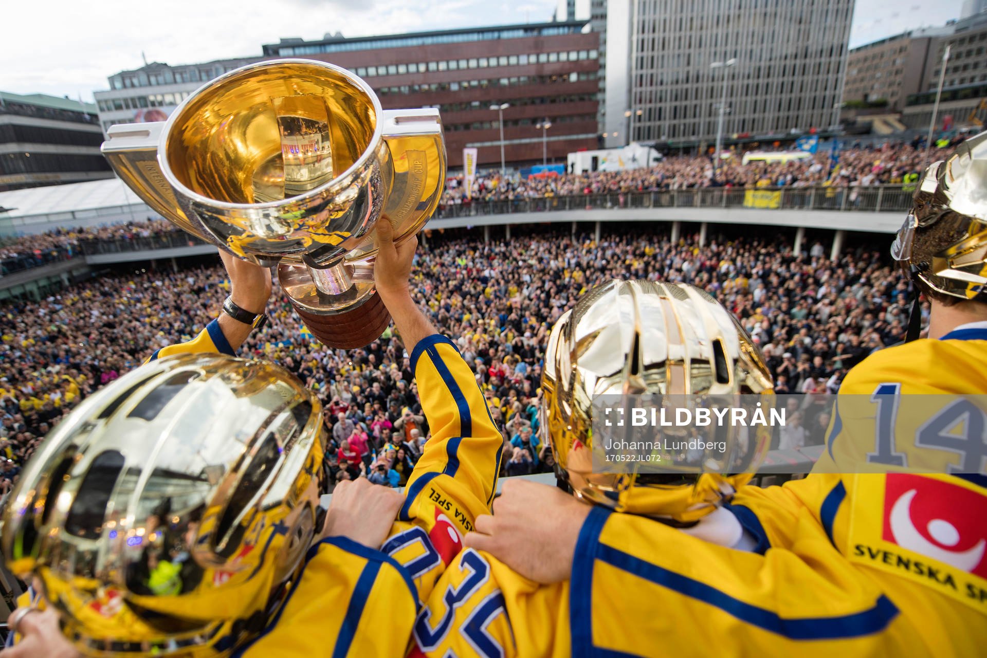 Spelarna lyfter pokalen på Sergels torg när Sveriges