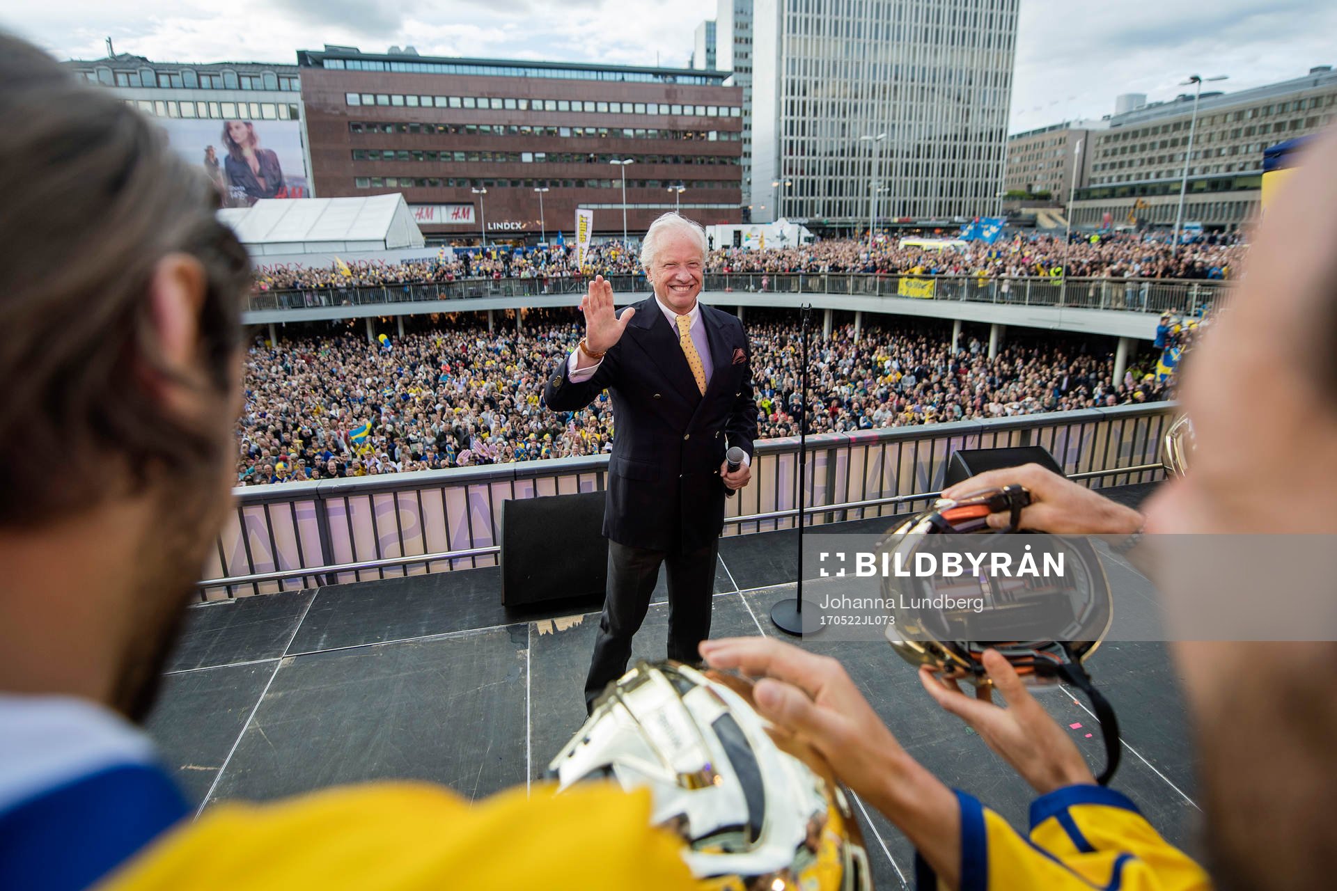 Loa Falkman sjunger nationalsången på Sergels torg när
