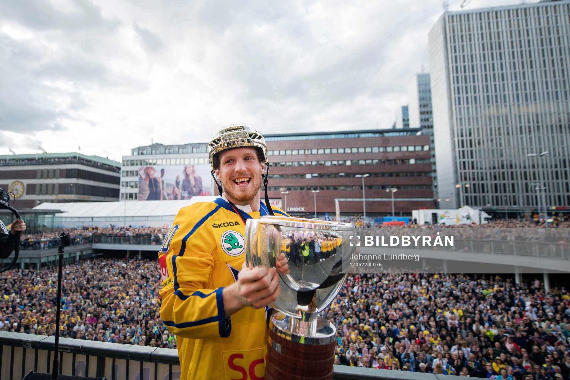 Gabriel Landeskog med pokalen på Sergels torg när