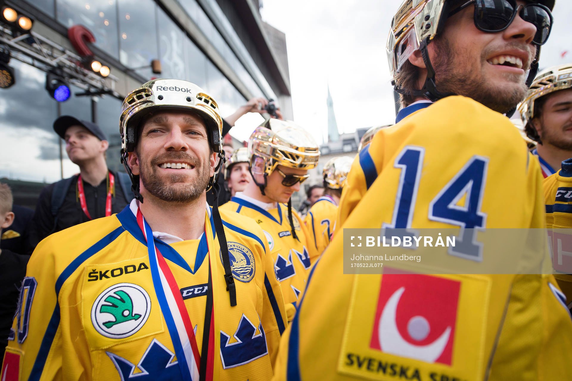 Joel Lundqvist på Sergels torg när Sveriges landslag i