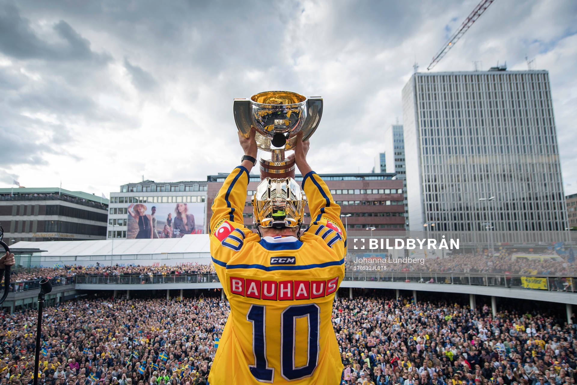 Gabriel Landeskog med pokalen på Sergels torg när