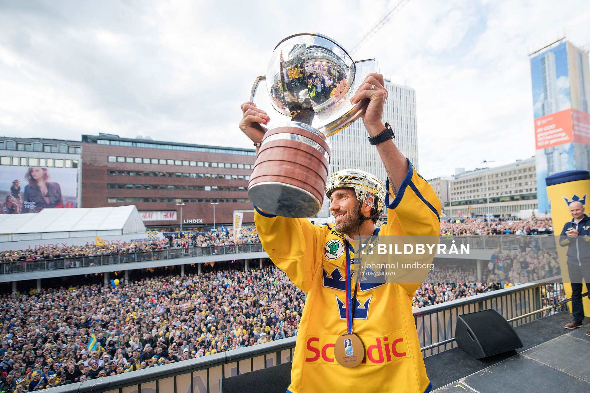 Målvakt Henrik Lundqvist lyfter pokalen på Sergels torg