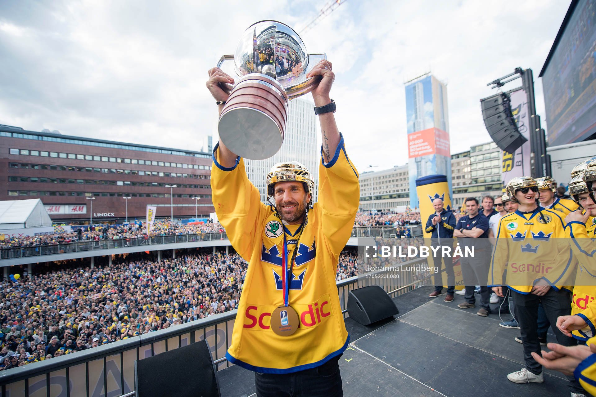 Målvakt Henrik Lundqvist lyfter pokalen på Sergels torg