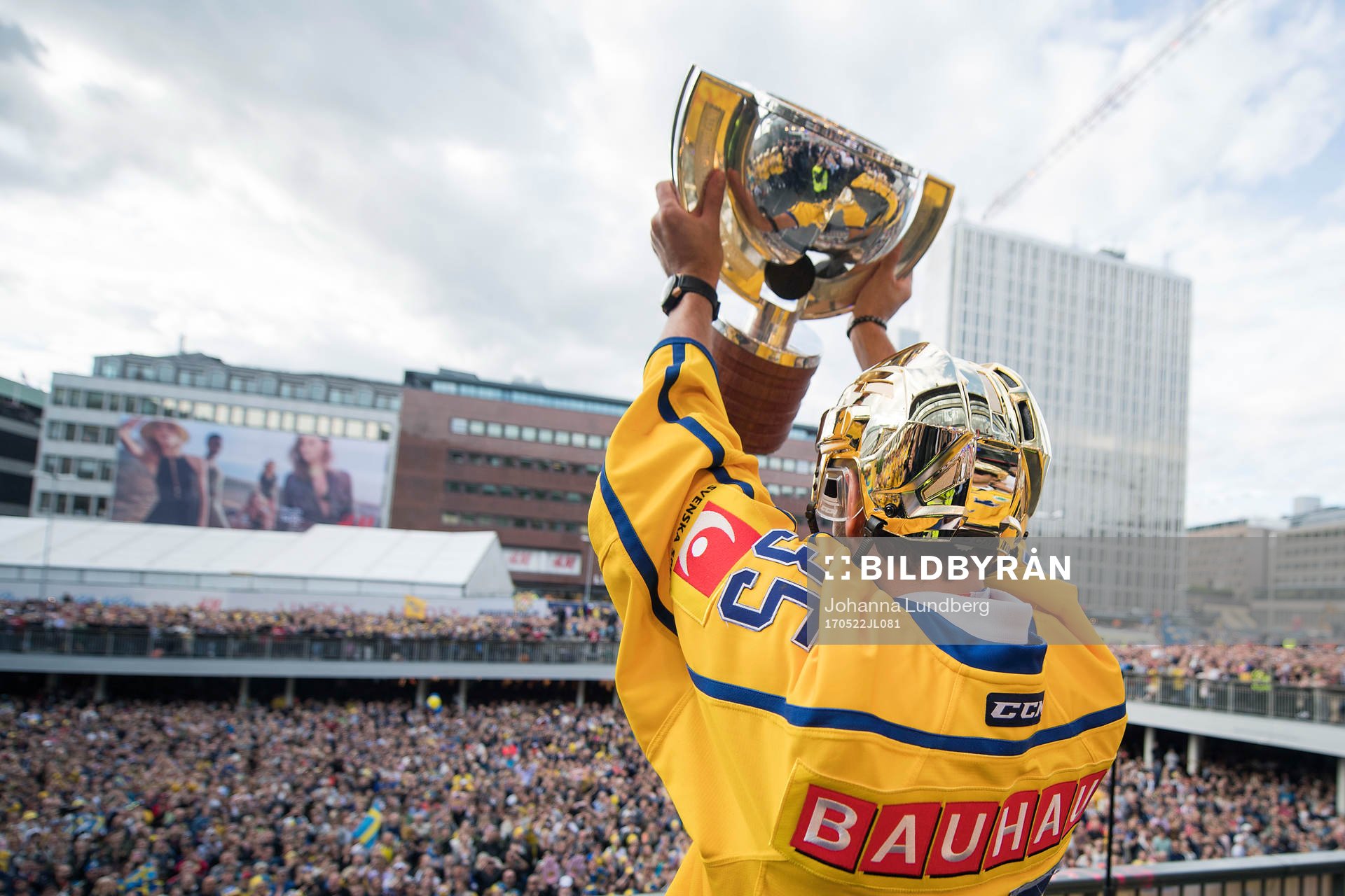 Målvakt Henrik Lundqvist lyfter pokalen på Sergels torg
