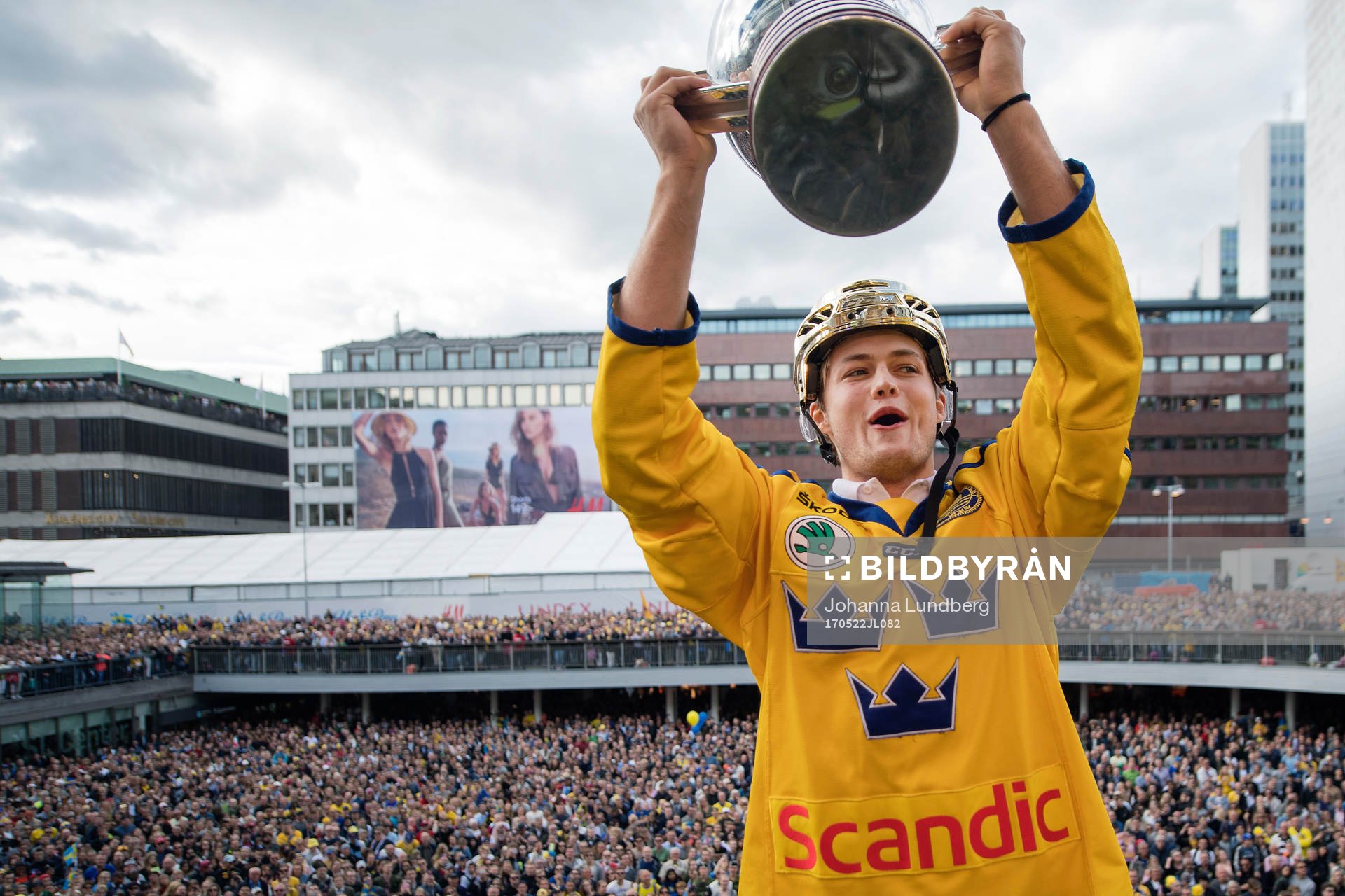William Nylander lyfter pokalen på Sergels torg när