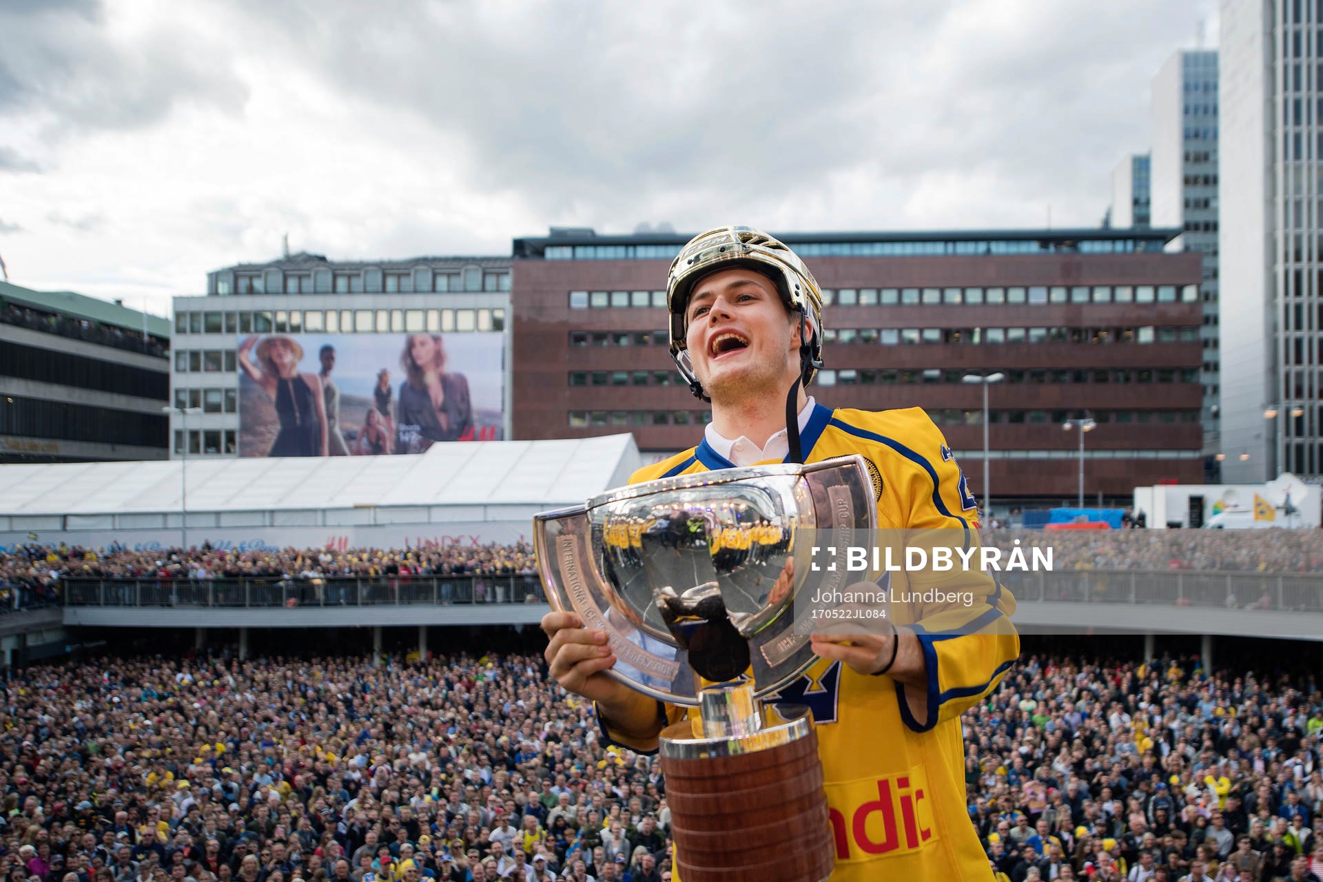 William Nylander lyfter pokalen på Sergels torg när