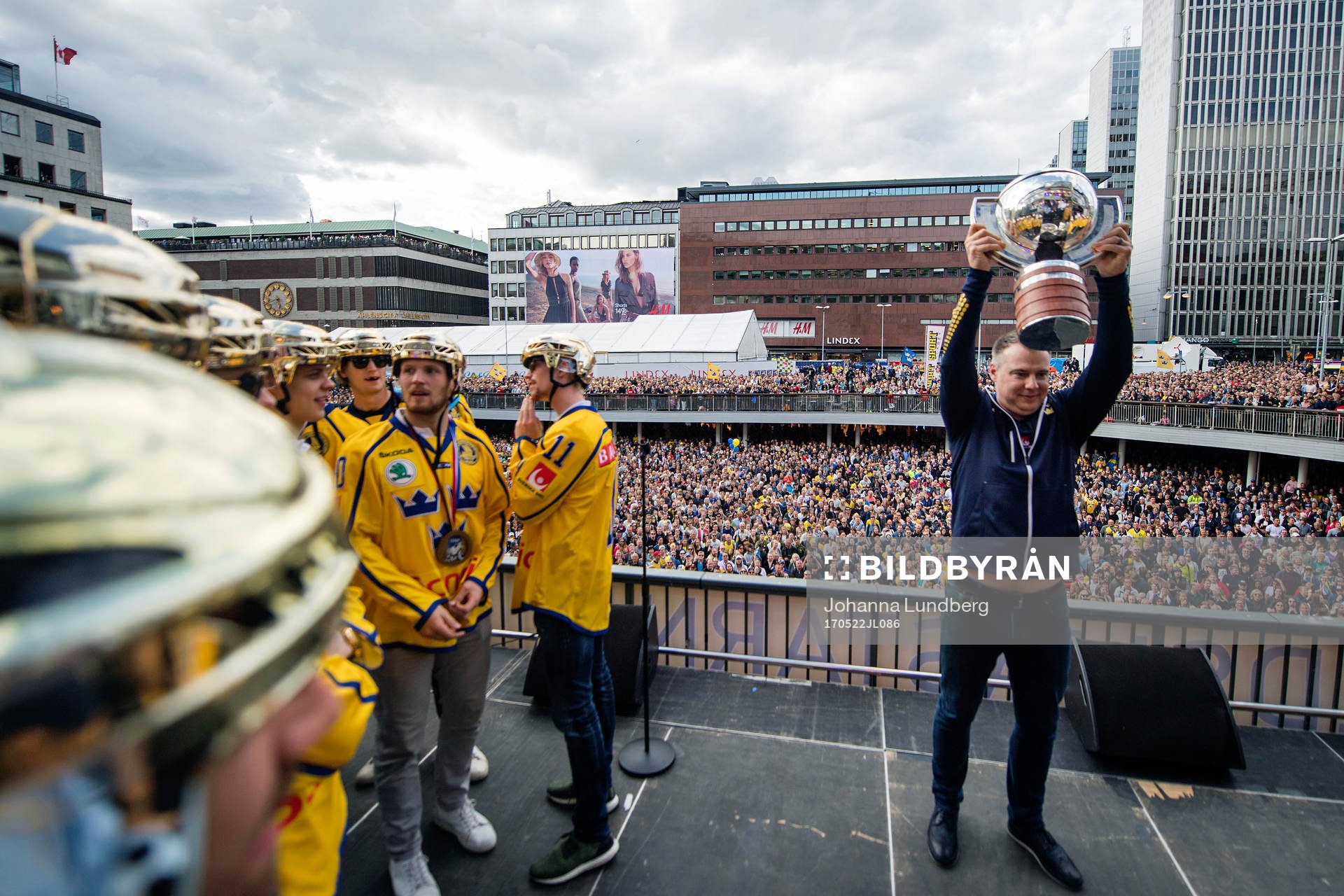 Förbundskapten Rikard Grönborg lyfter pokalen på Sergels
