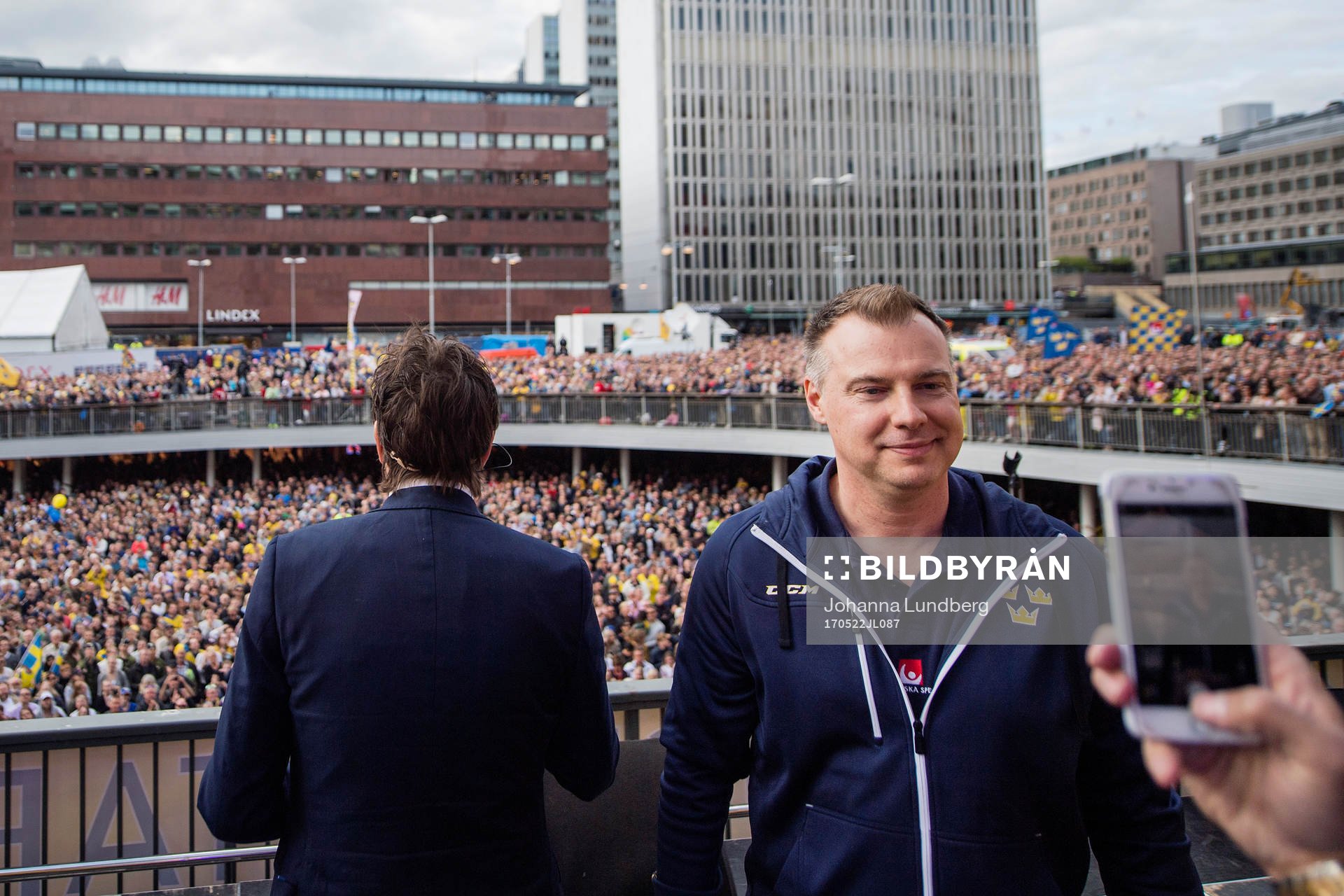 Förbundskapten Rikard Grönborg på Sergels torg när