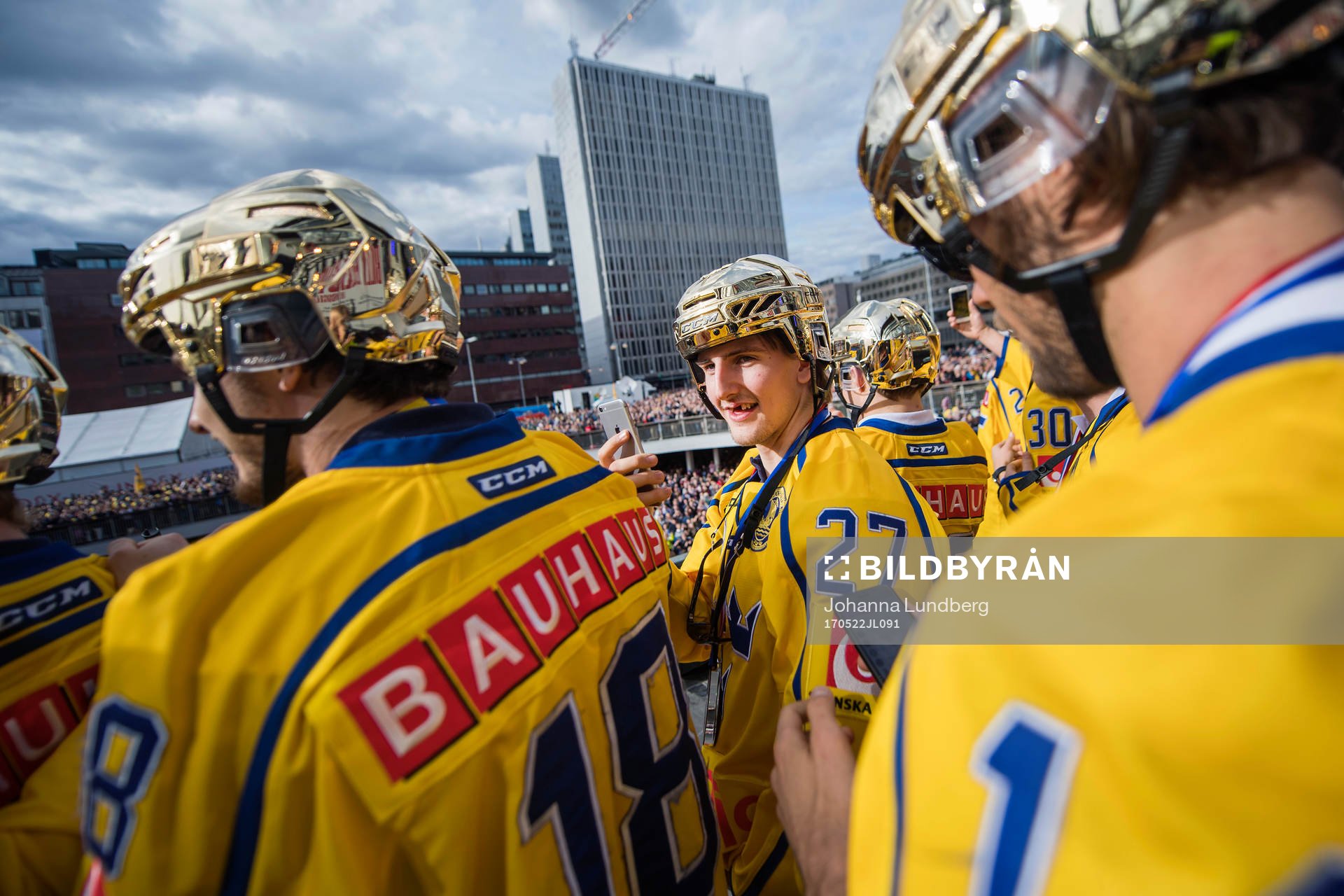 Philip Holm på Sergels torg när Sveriges landslag i