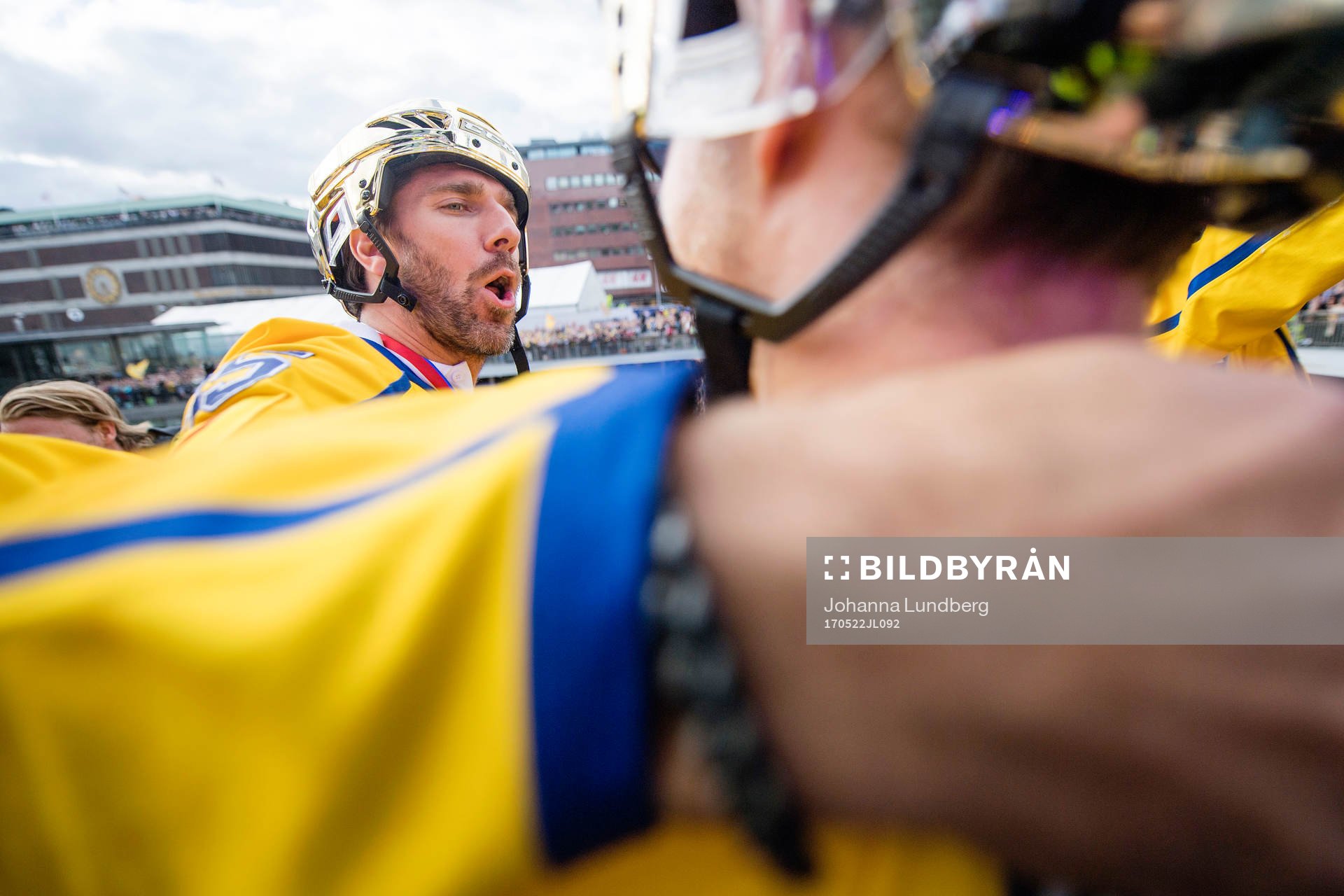 målvakt Henrik Lundqvist jublar på Sergels torg när