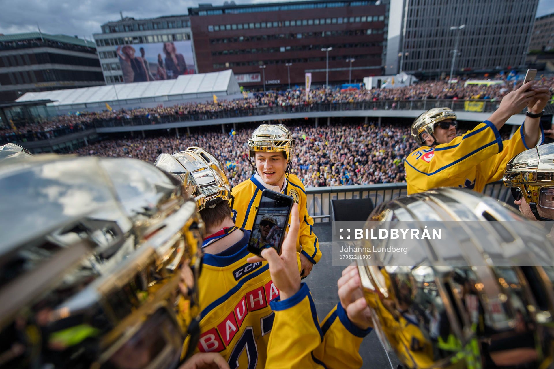 William Nylander på Sergels torg när Sveriges landslag i