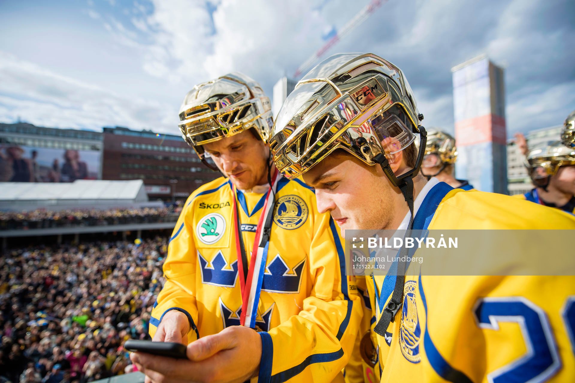 Jonas Brodin och William Nylander på Sergels torg när