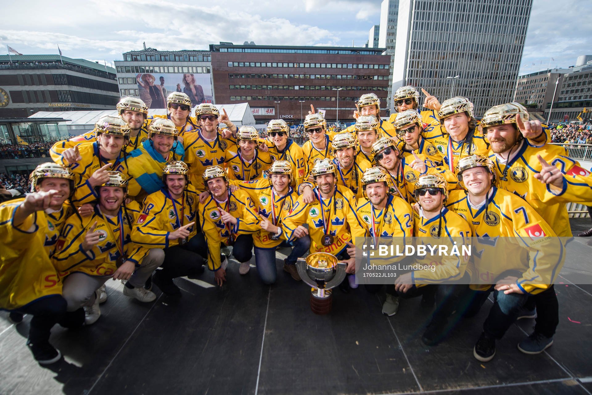 Spelarna jublar med pokalen på Sergels torg när Sveriges