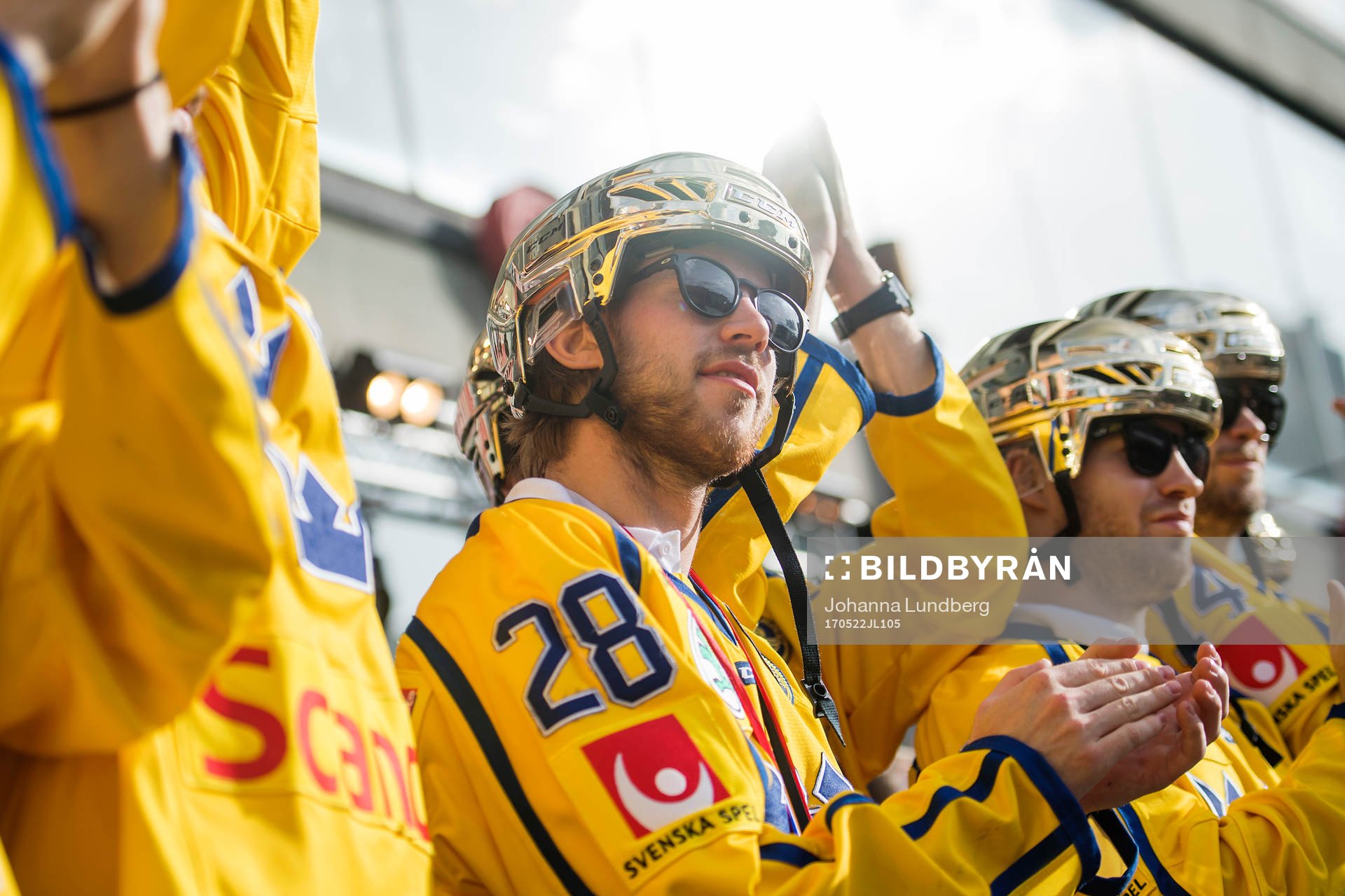 Elias Lindholm på Sergels torg när Sveriges landslag i