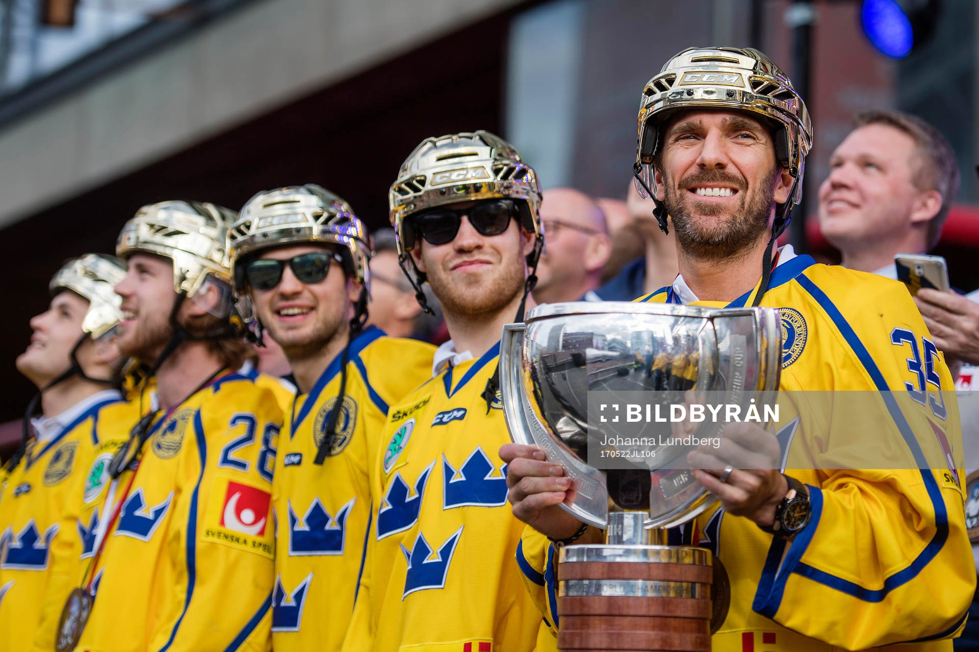 Sveriges målvakt Henrik Lundqvist med pokalen på Sergels
