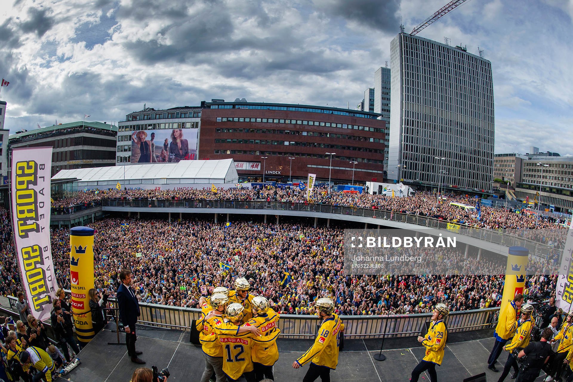 Sveriges spelare jublar på Sergels torg när Sveriges
