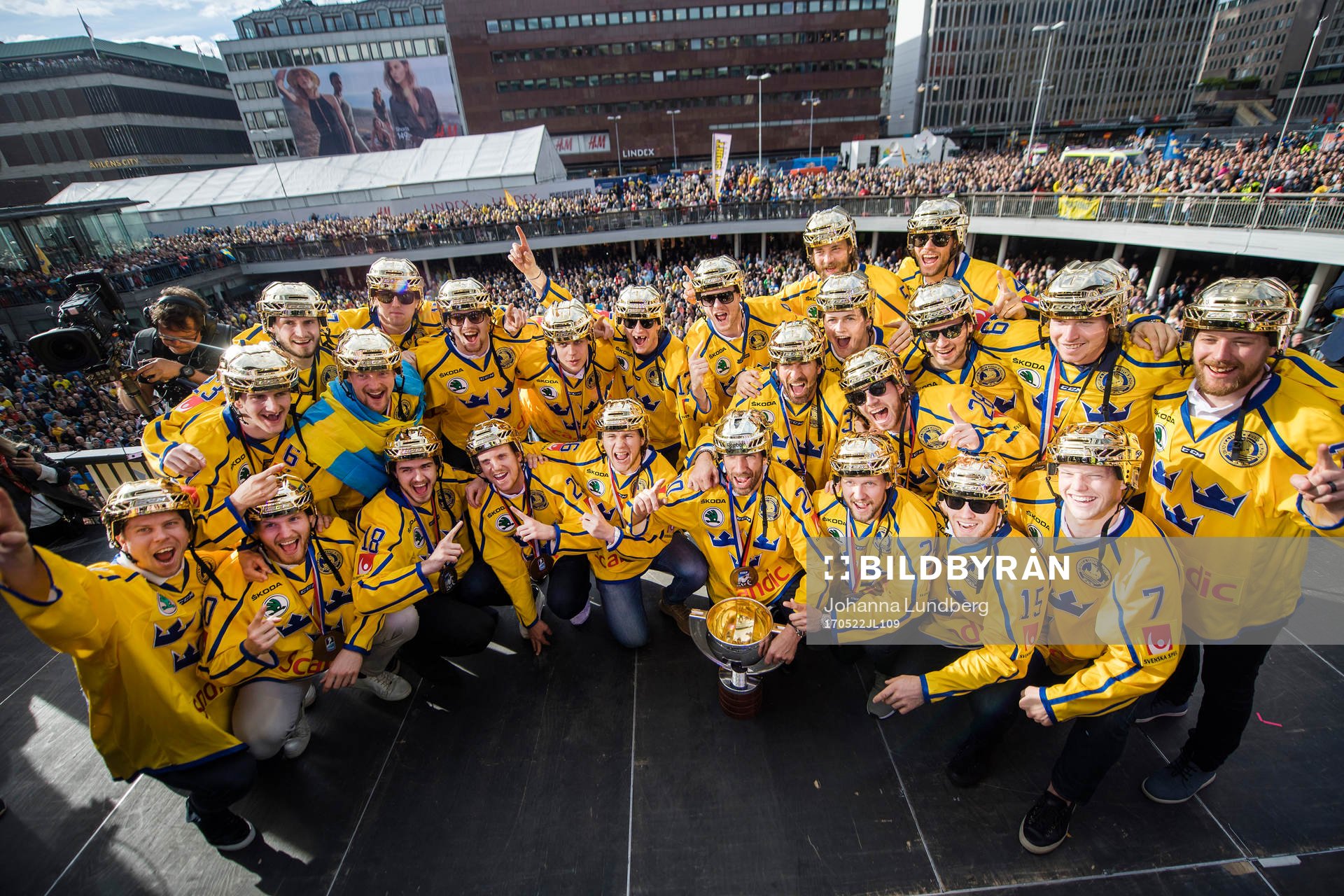 Spelarna jublar med pokalen på Sergels torg när Sveriges