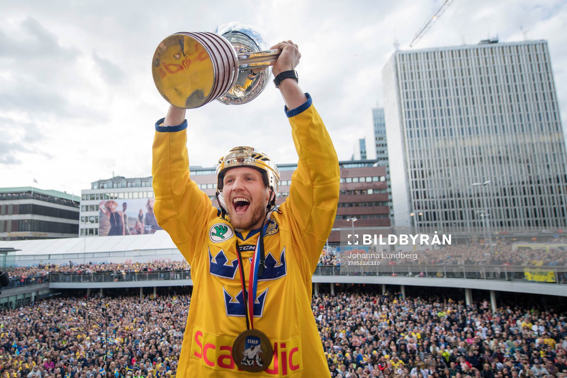 Gabriel Landeskog lyfter pokalen på Sergels torg när