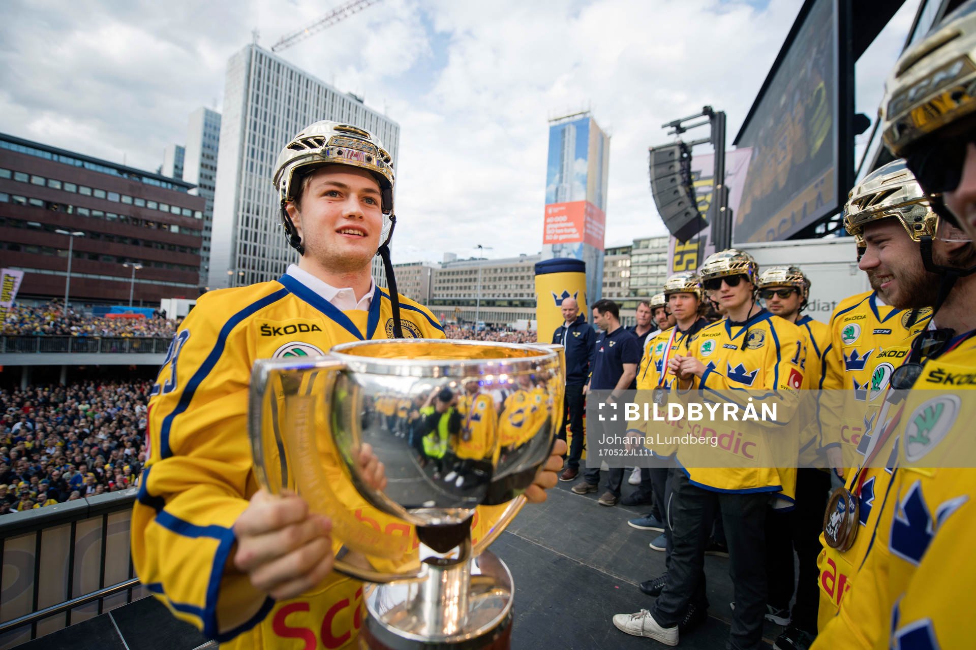 William Nylander lyfter pokalen på Sergels torg när