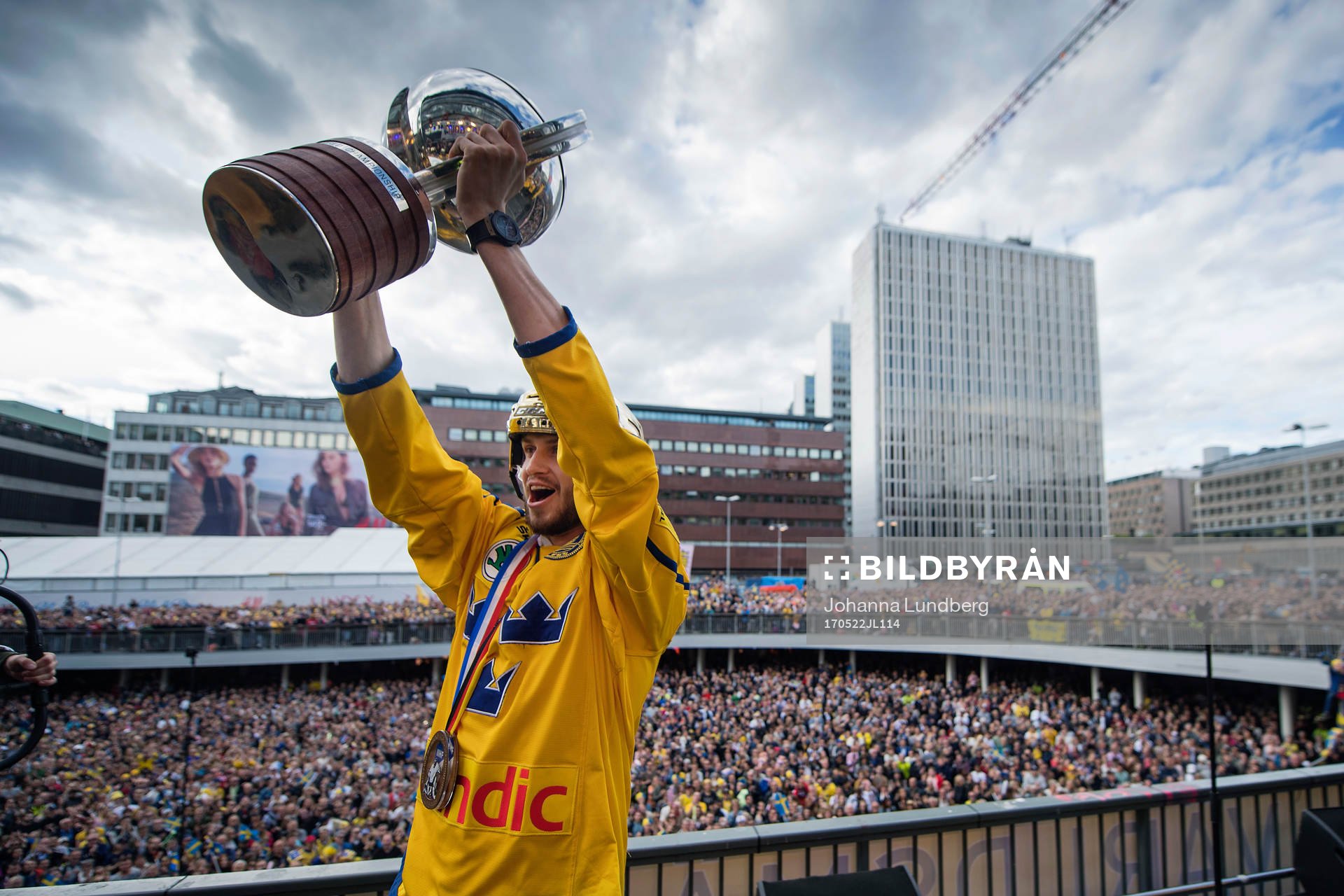 Oliver Ekman Larsson på Sergels torg när Sveriges