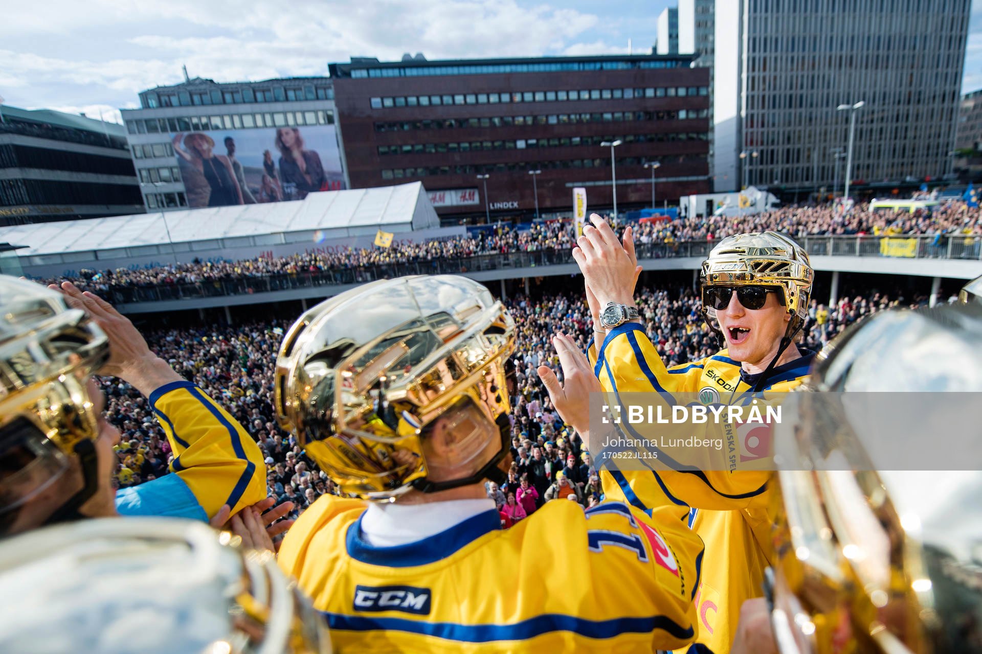John Klingberg jublar på Sergels torg när Sveriges