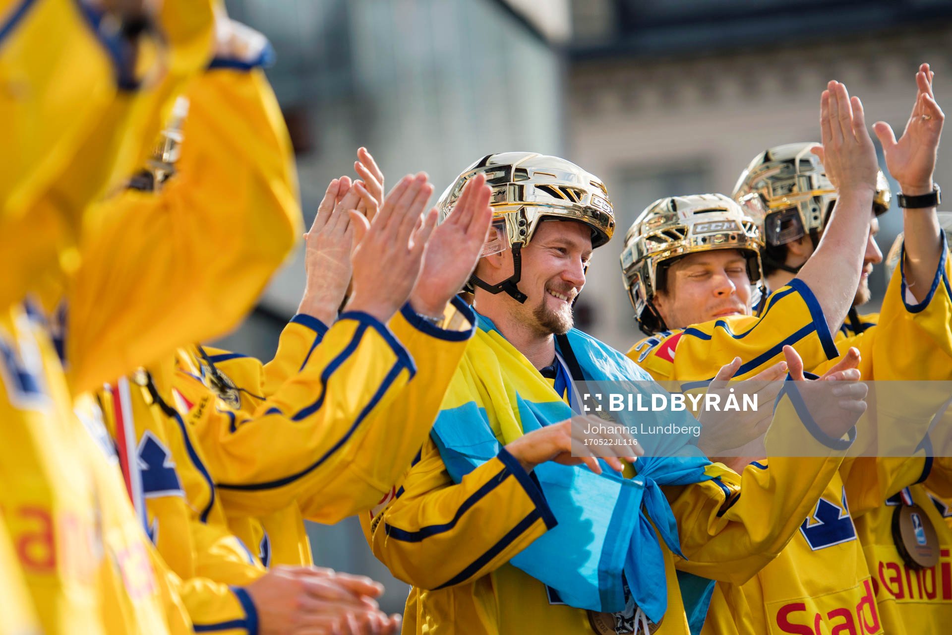 Anton Strålman på Sergels torg när Sveriges landslag i