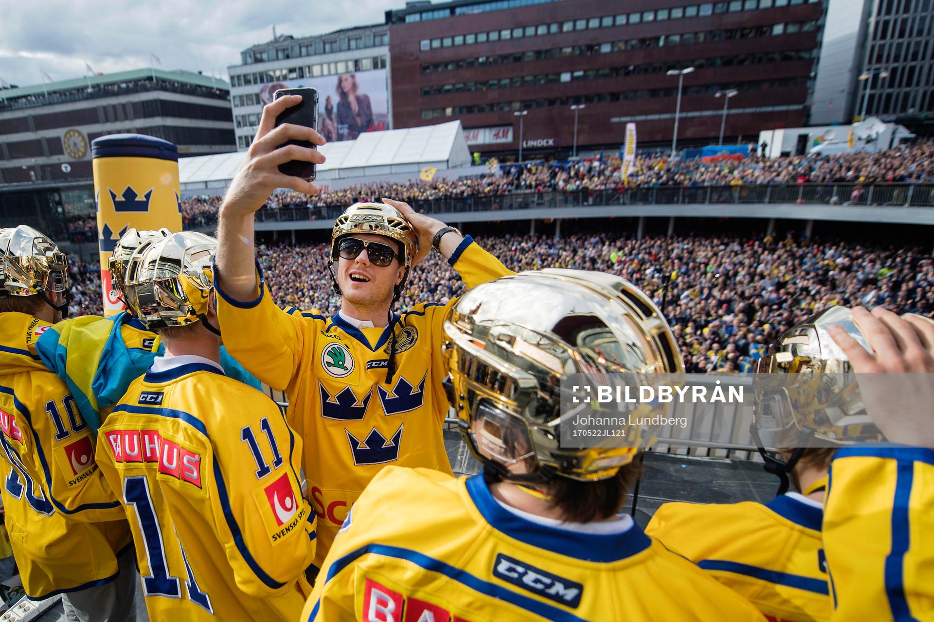 Carl Klingberg på Sergels torg när Sveriges landslag i