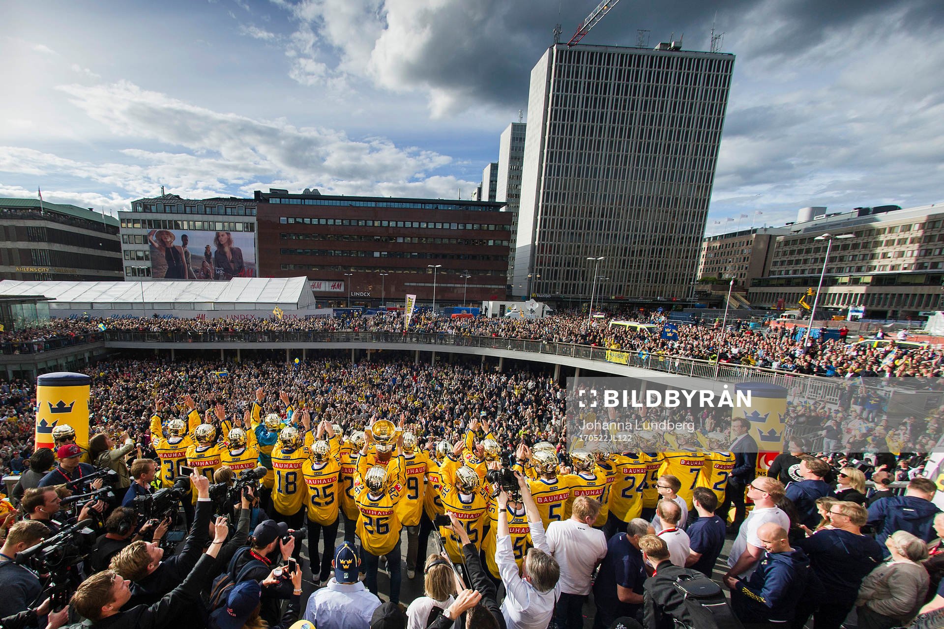 Sveriges spelare jublar med pokalen på Sergels torg när