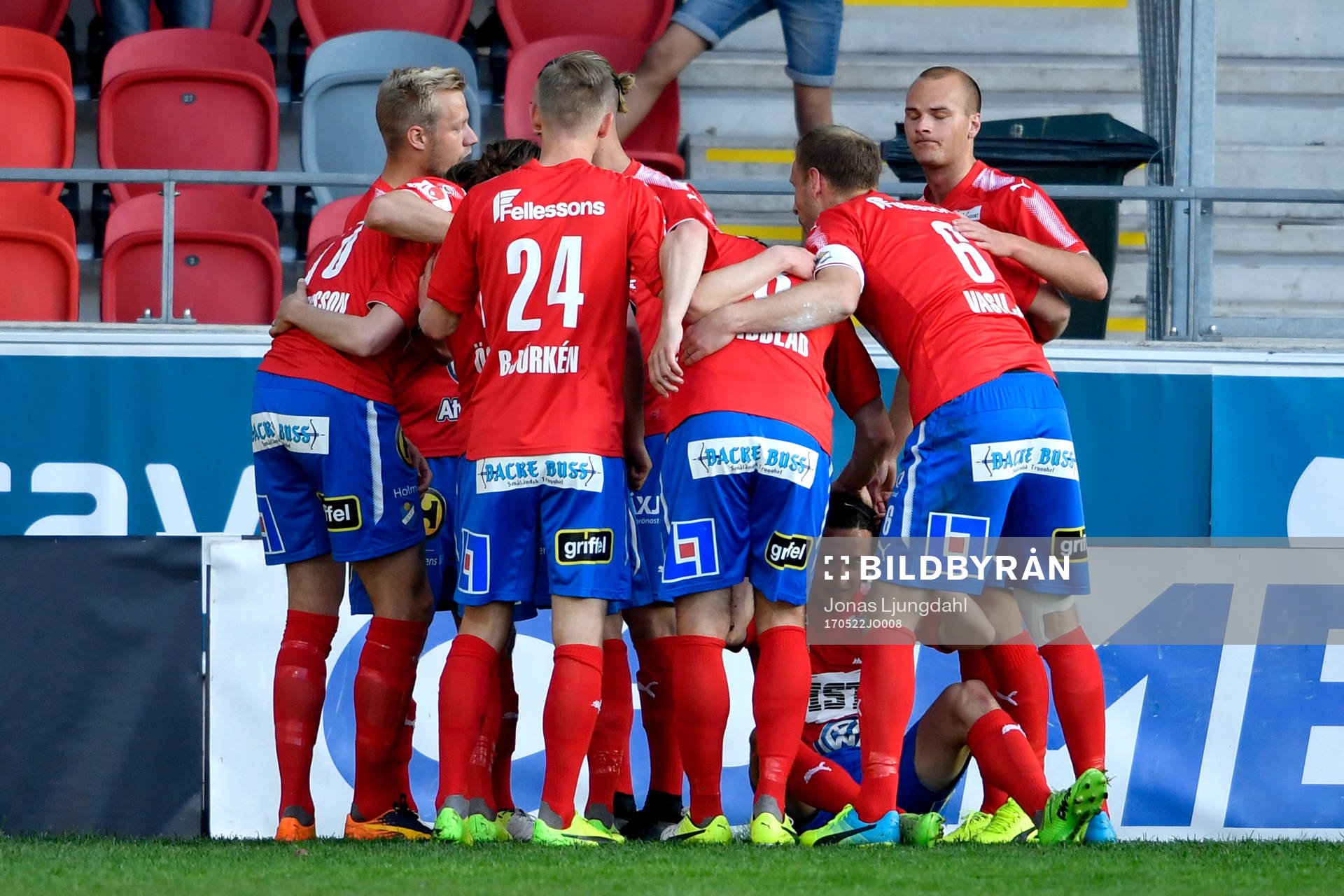 Östers Mattias Pavic jublar med lagkamrater
