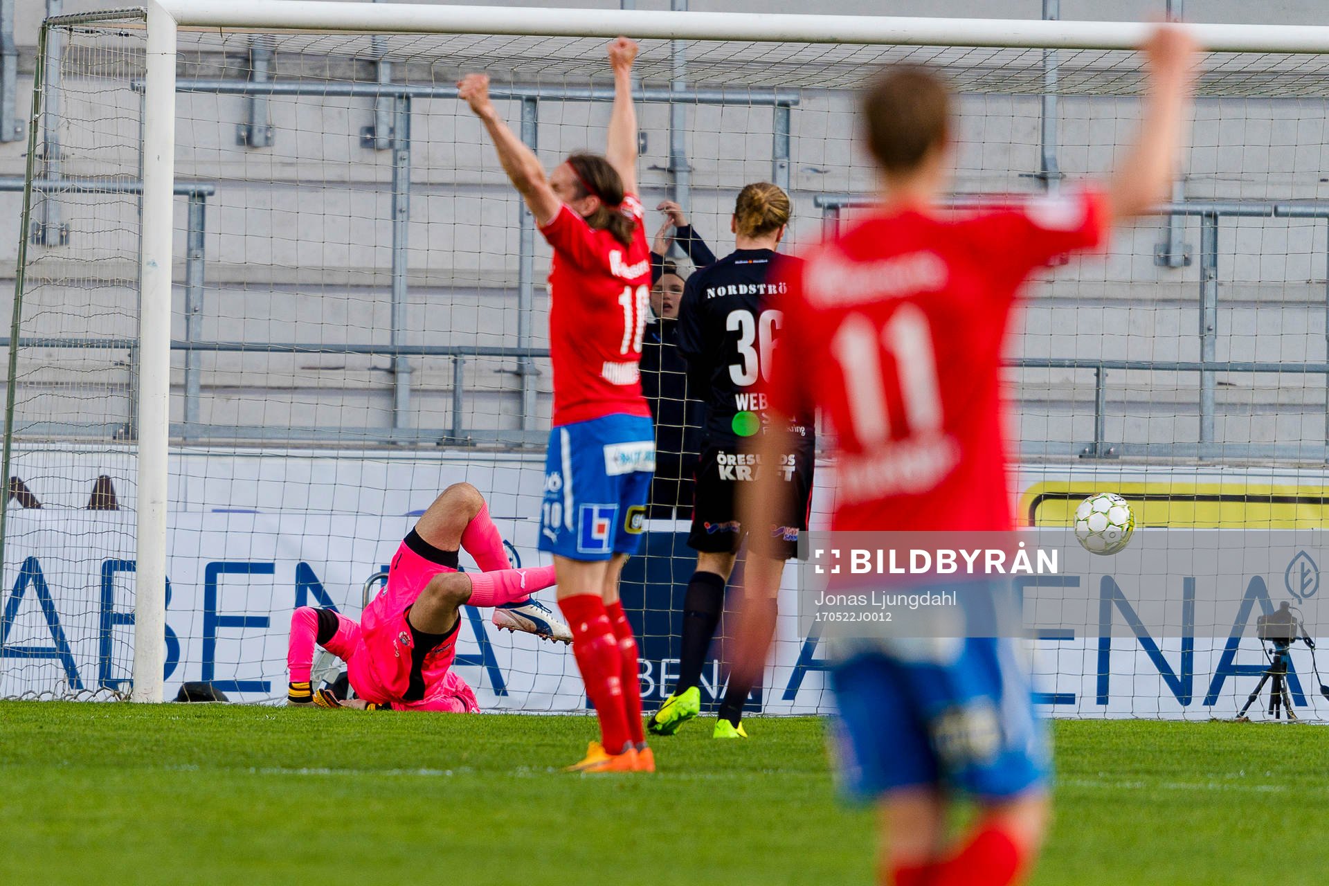 Östers Mattias Pavic (ej i bild) skjuter bollen i mål