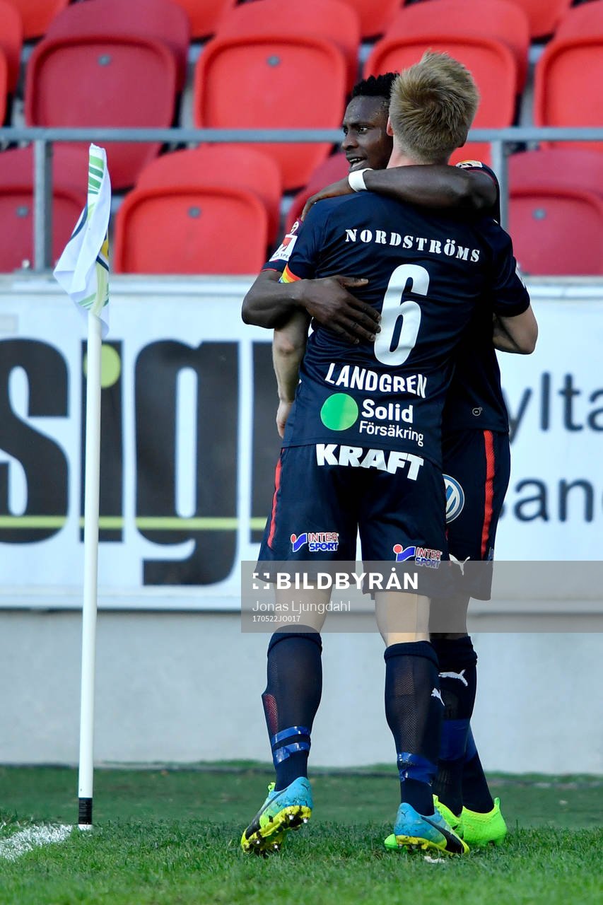 Helsingborgs Oke Akpoveta och Andreas Landgren jublar