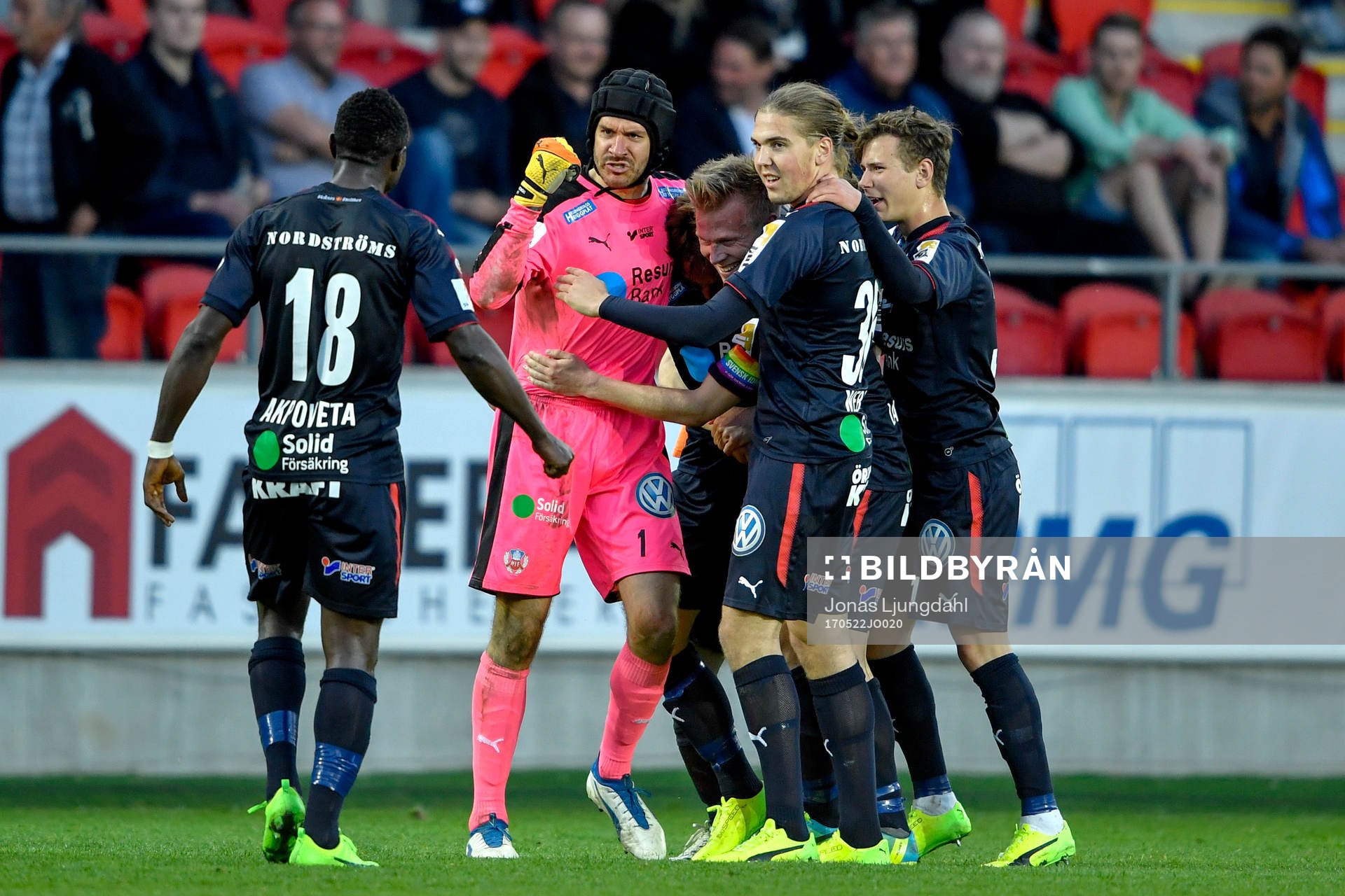 Helsingborg jublar efter fotbollsmatchen i Superettan mellan Öster och Helsingborg den 22 maj 2017 i Växjö.