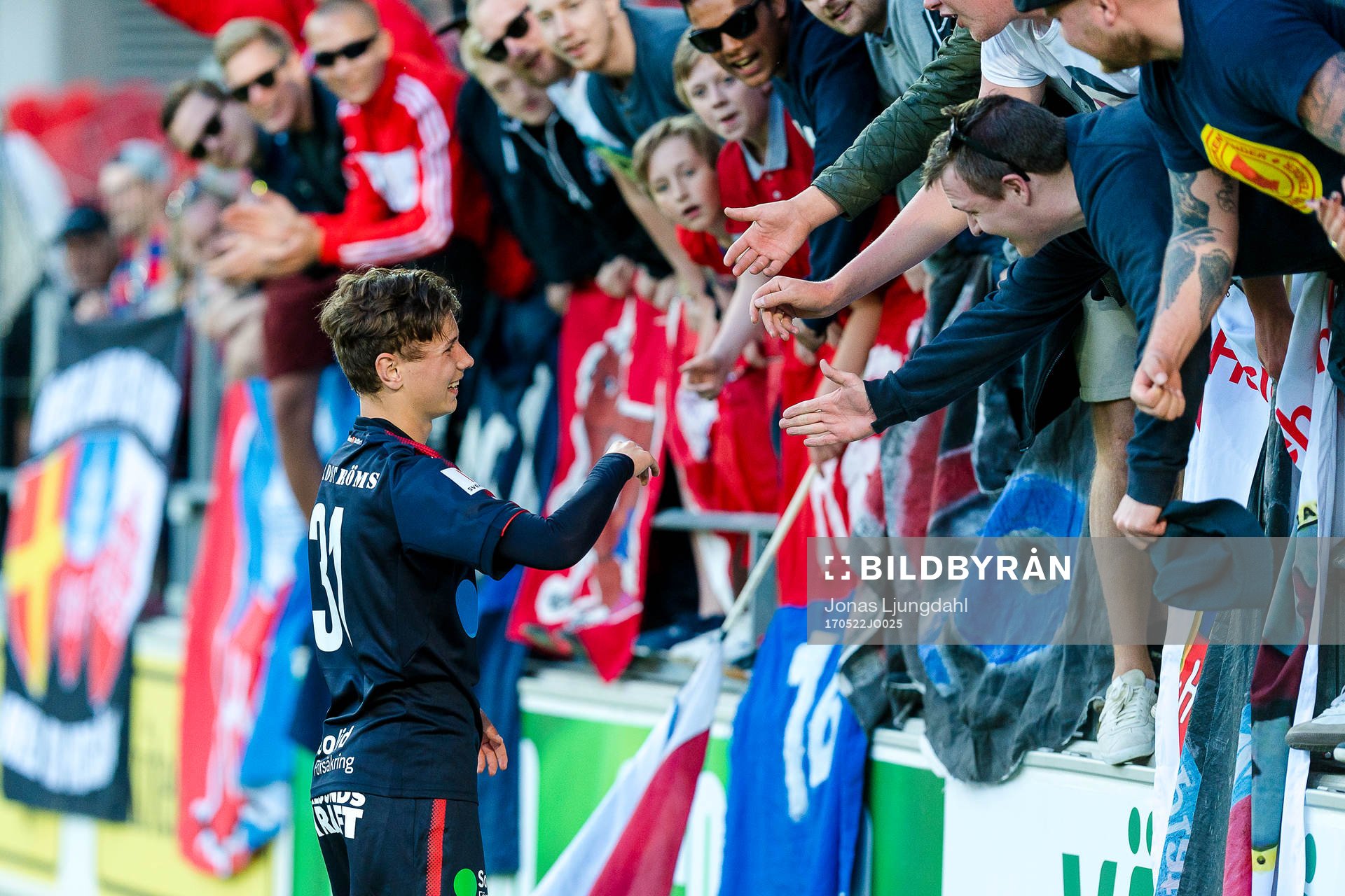 Helsingborgs Alex Timossi Andersson jublar med fansen
