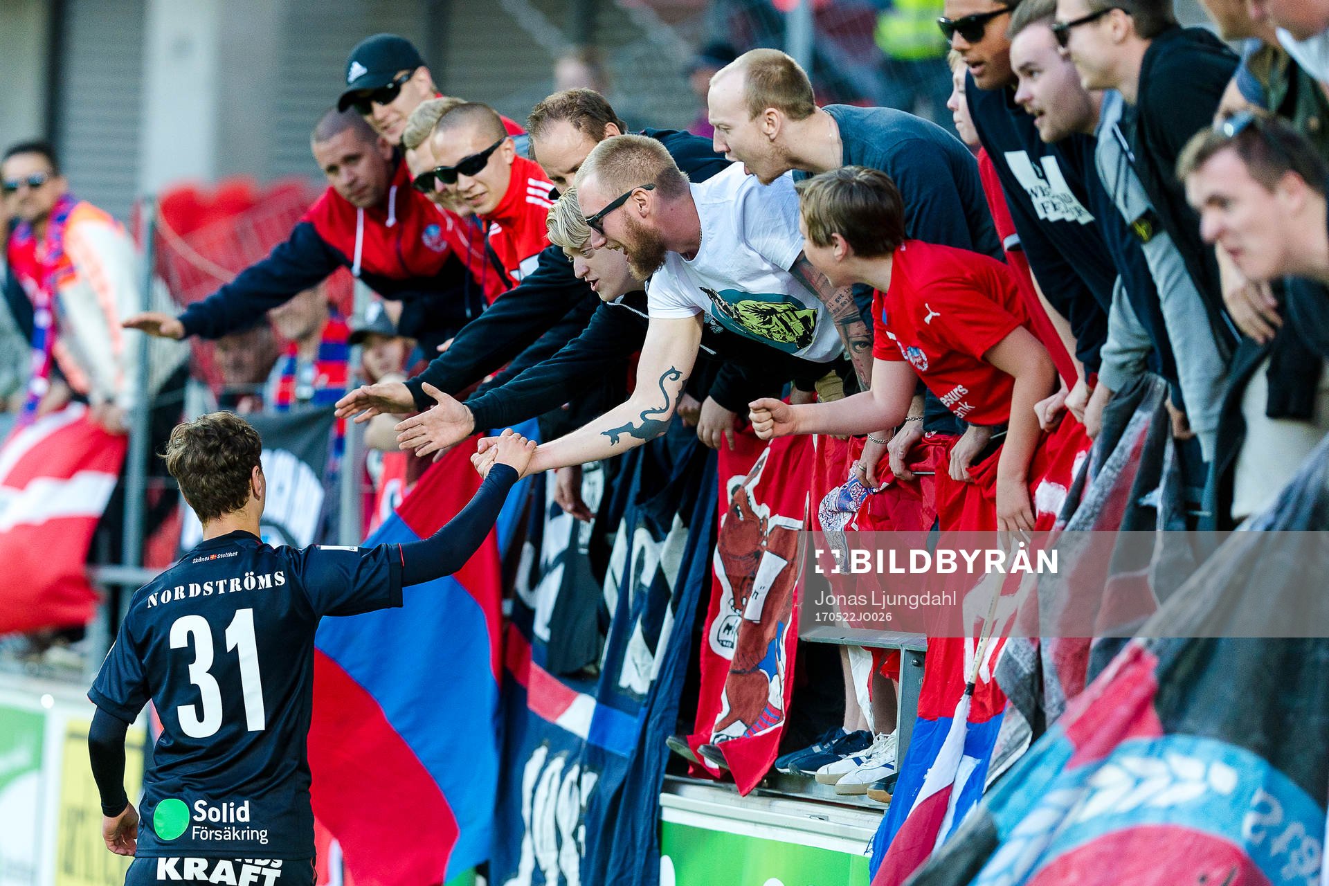 Helsingborgs Alex Timossi Andersson jublar med fansen