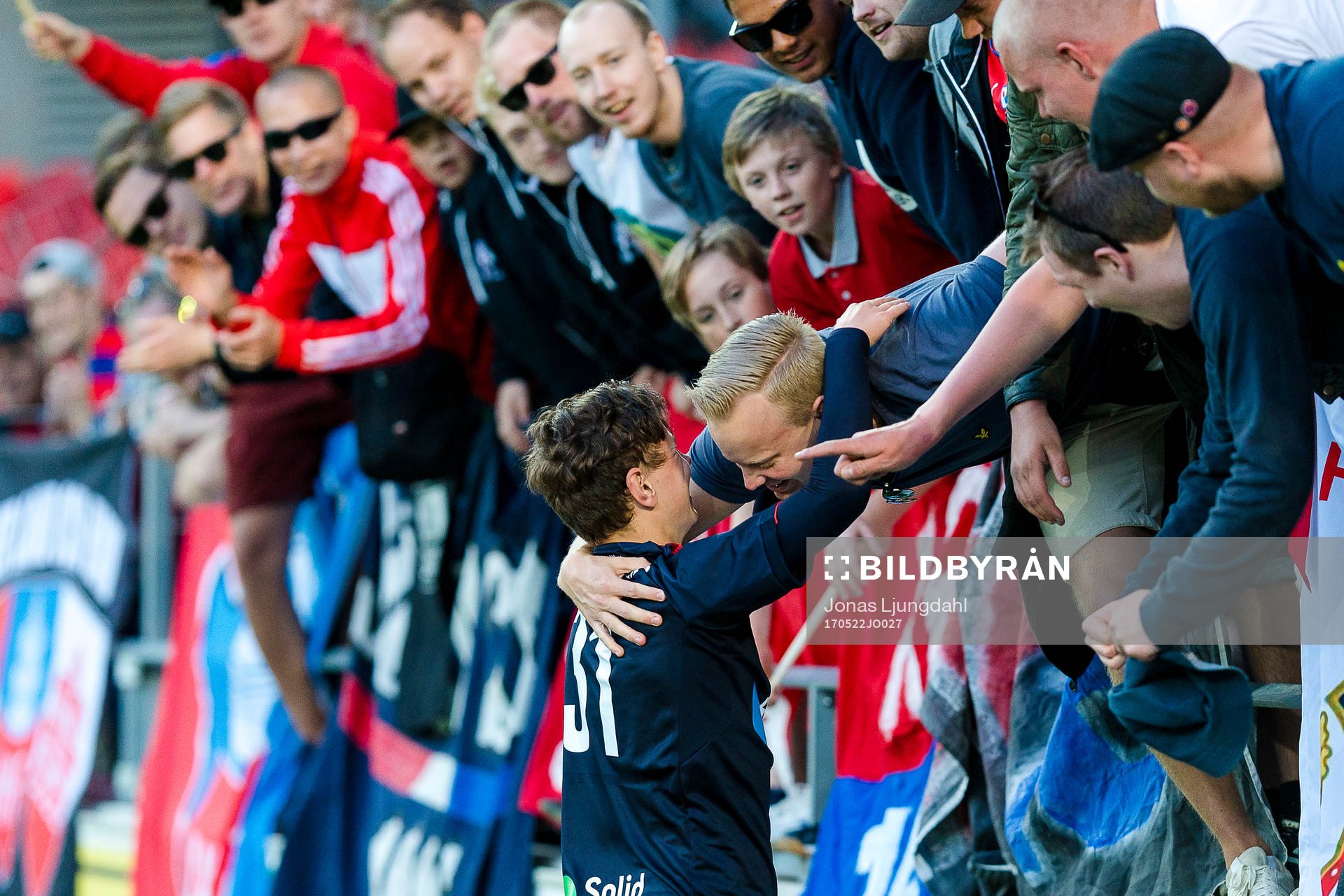 Helsingborgs Alex Timossi Andersson jublar med fansen