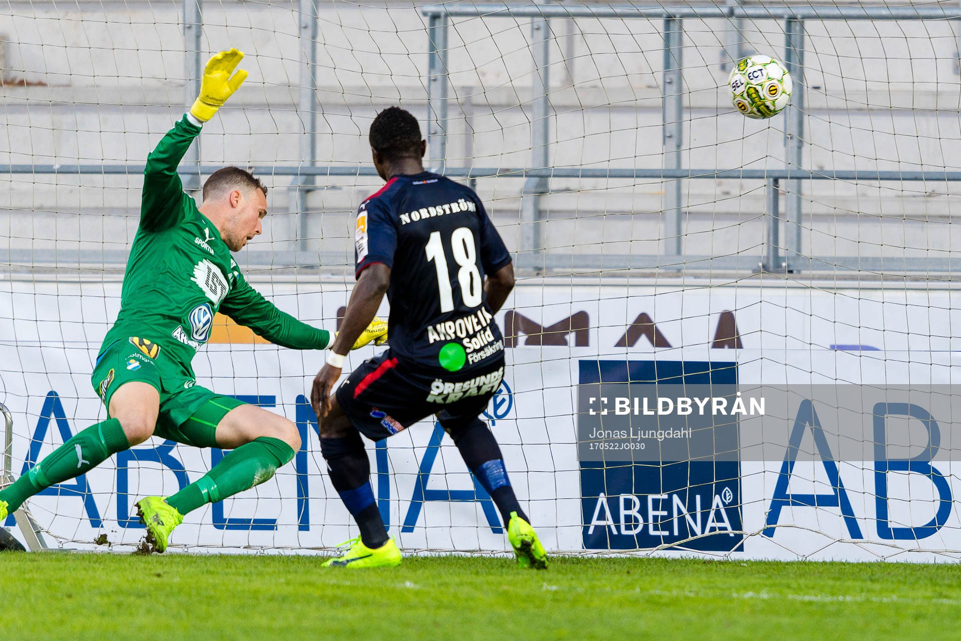 Helsingborgs Oke Akpoveta skjuter bollen i mål bakom