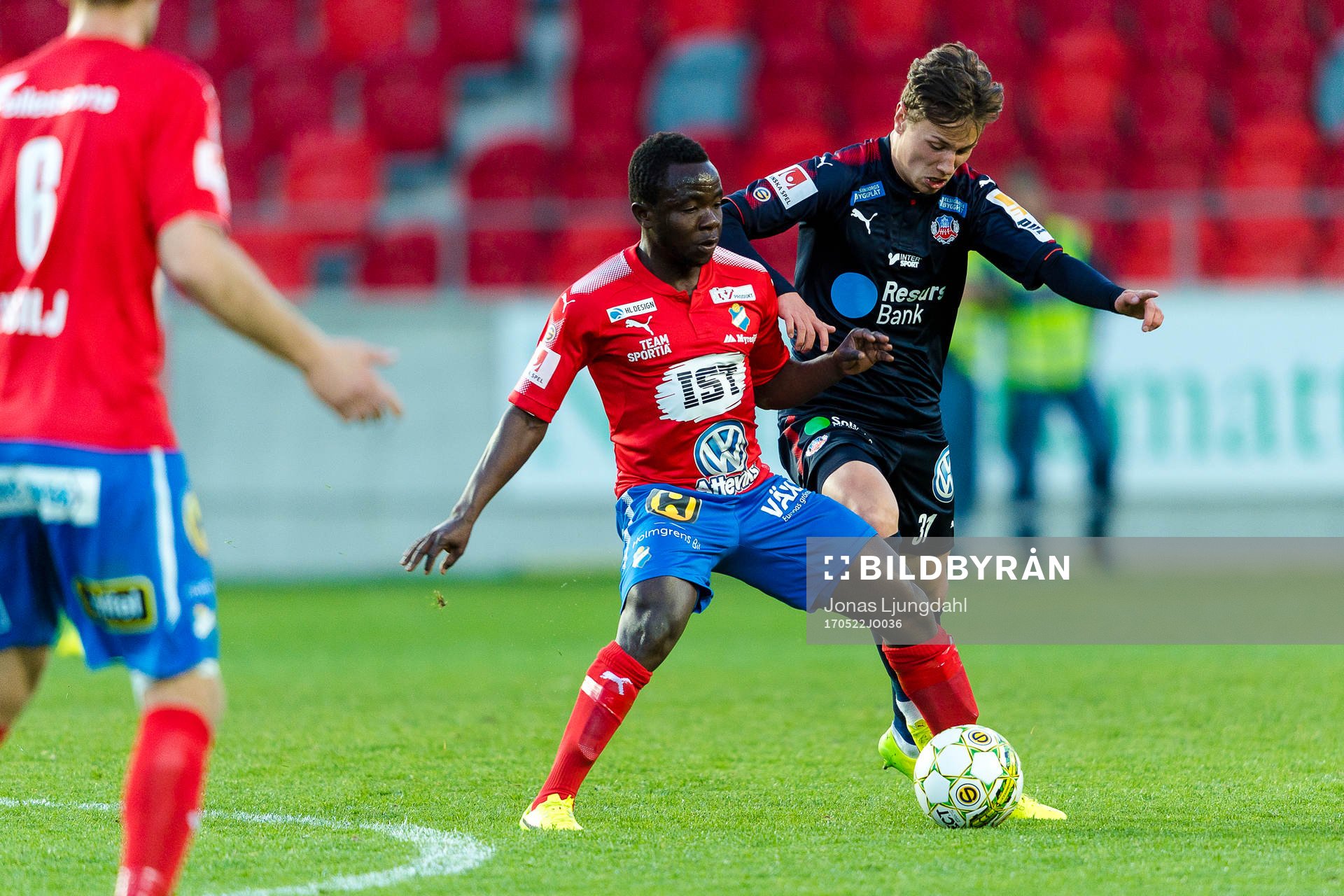 Östers Isaac Shaze i kamp med Helsingborgs Alex Timossi Andersson under fotbollsmatchen i Superettan mellan Öster och Helsingborg den 22 maj 2017 i Växjö.