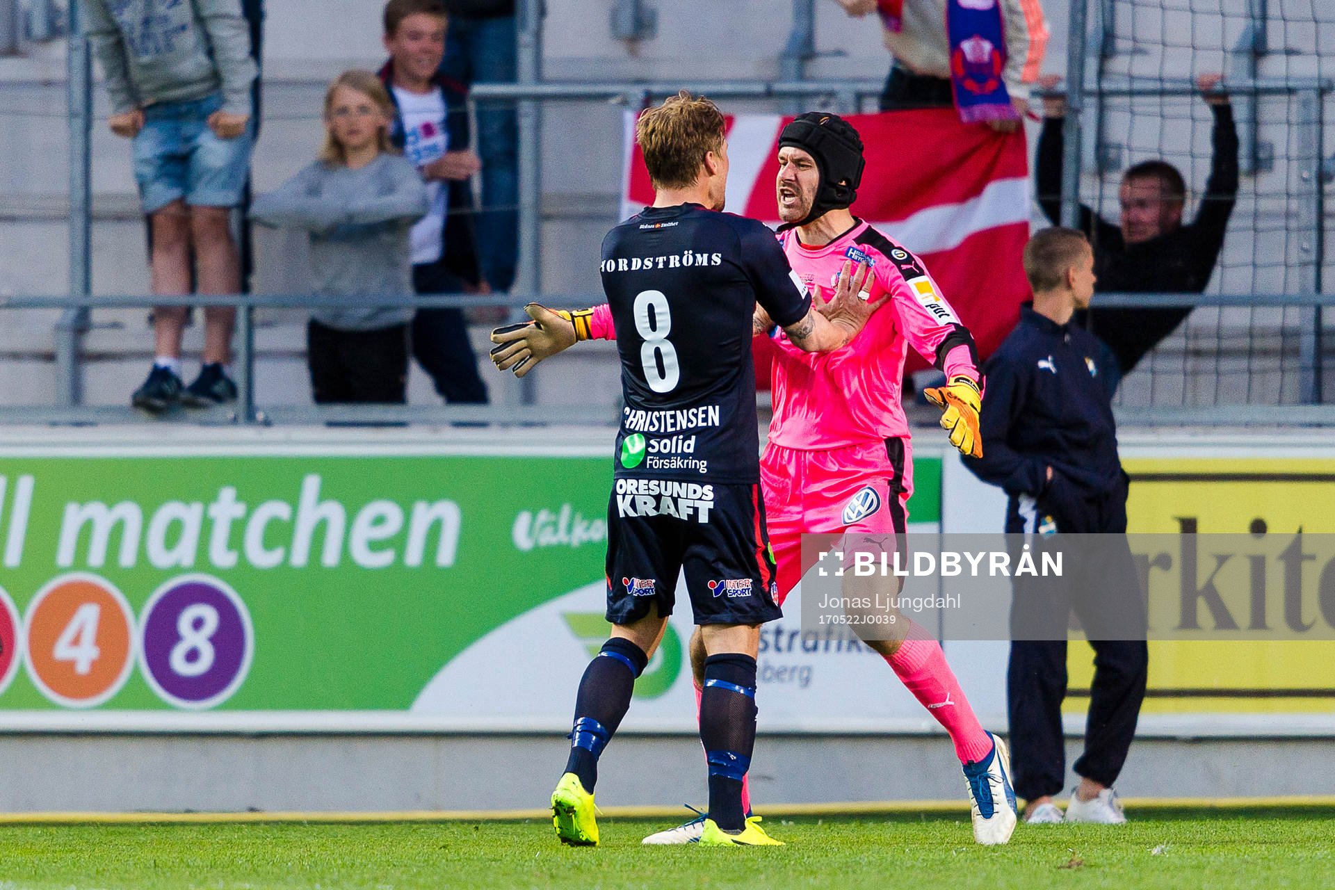 Helsingborgs Martin Christensen och målvakt Matt Pyzdrowski jublar efter 2-1 målet under fotbollsmatchen i Superettan mellan Öster och Helsingborg den 22 maj 2017 i Växjö.