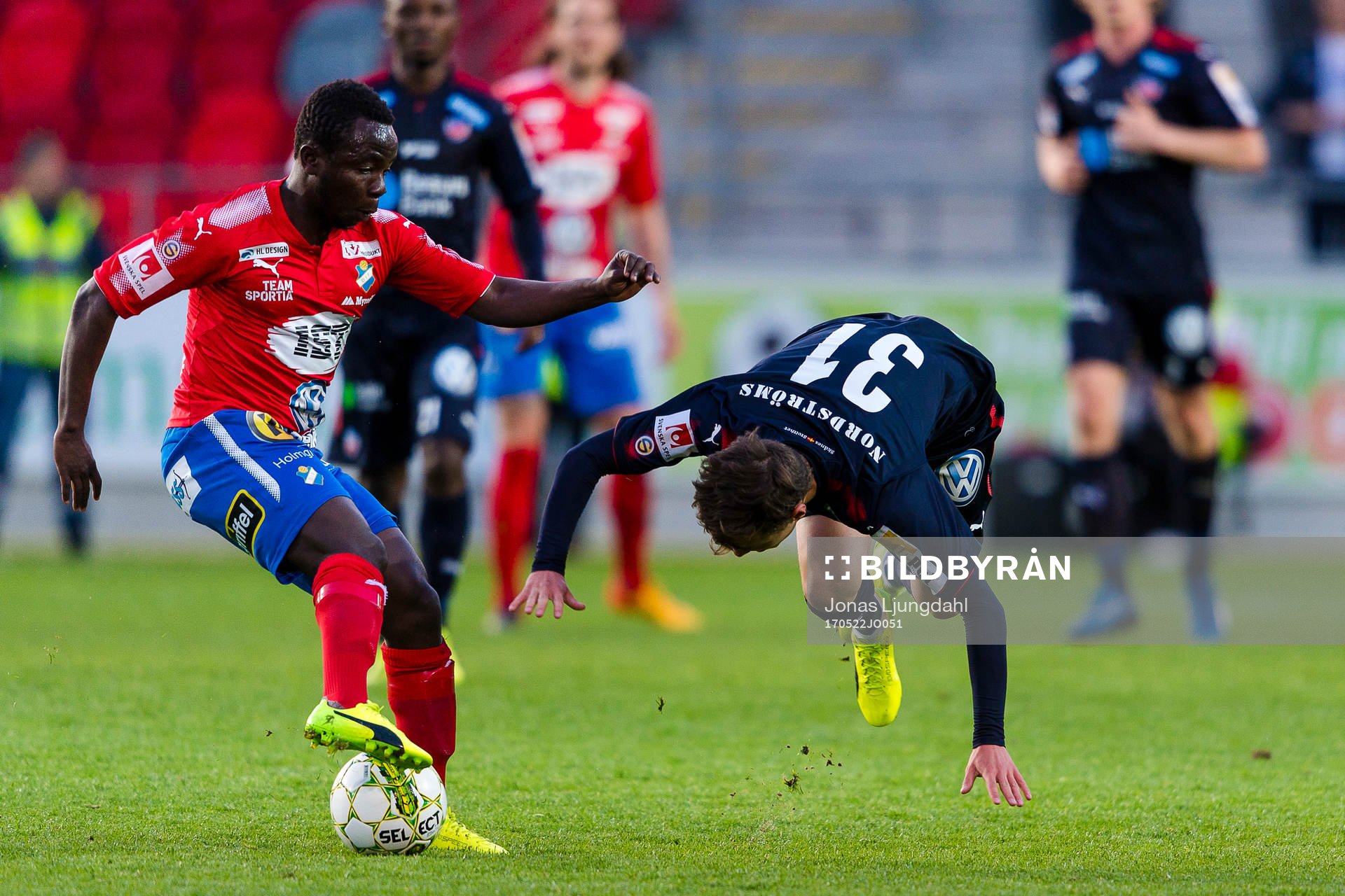Helsingborgs Alex Timossi Andersson faller