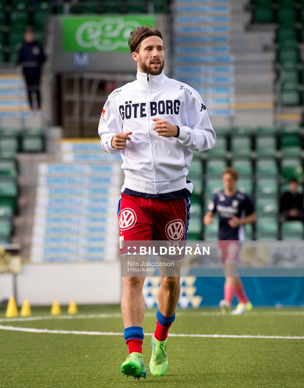 IFK Göteborgs Mattias Bjärsmyr värmer upp innan