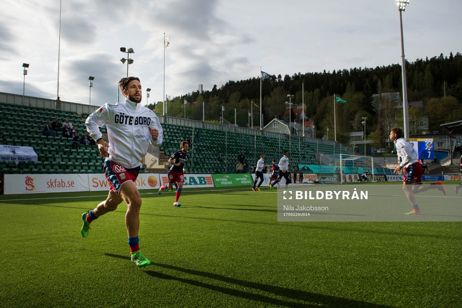 IFK Göteborgs Mattias Bjärsmyr värmer upp innan