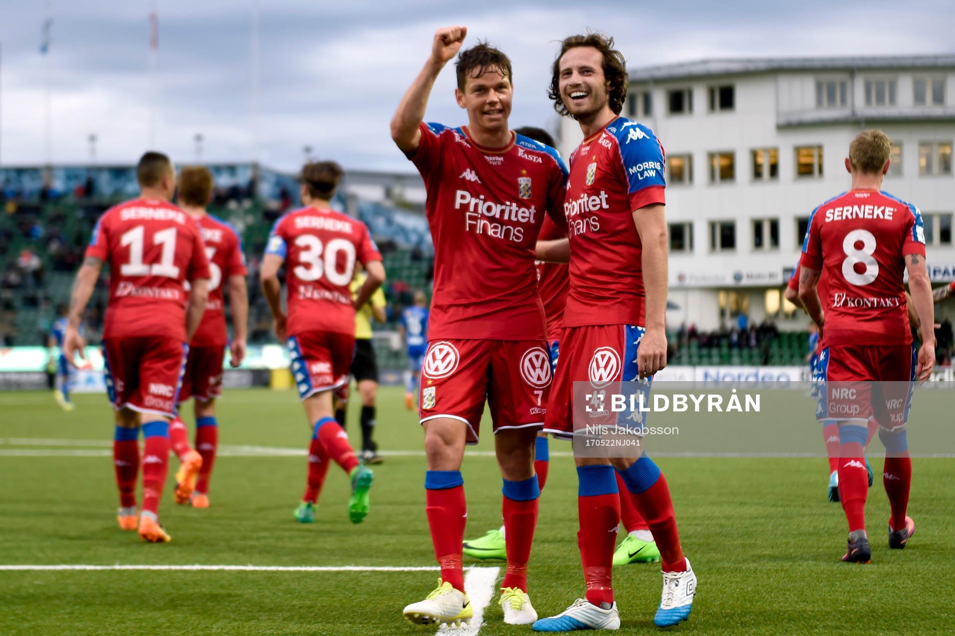 IFK Göteborgs Mads Albaek och Mikkel Diskerud jublar under fotbollsmatchen i Allsvenskan mellan GIF Sundsvall och IFK Göteborg den 22 maj 2017 i Sundsvall.