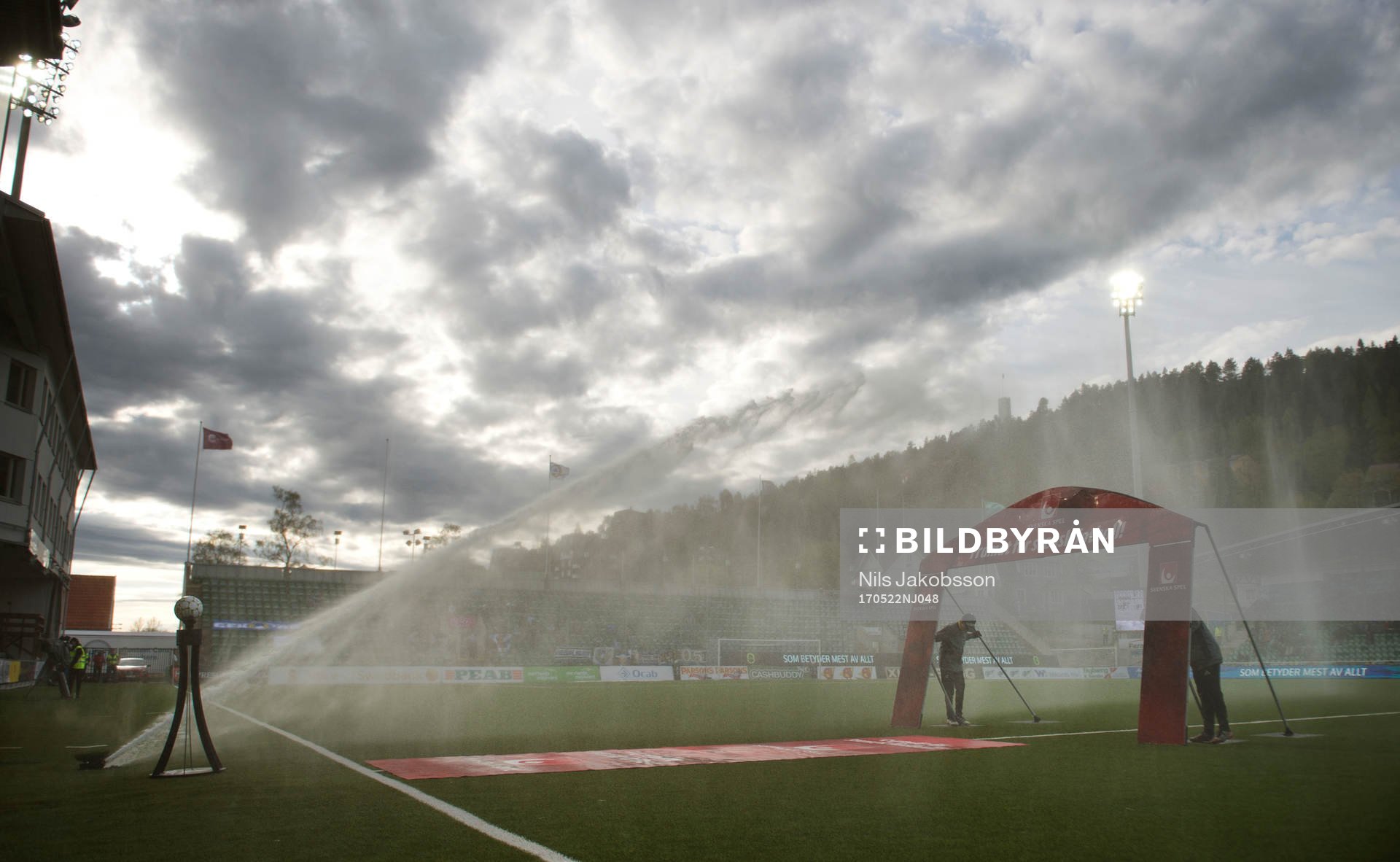 Två bollkallar får stå