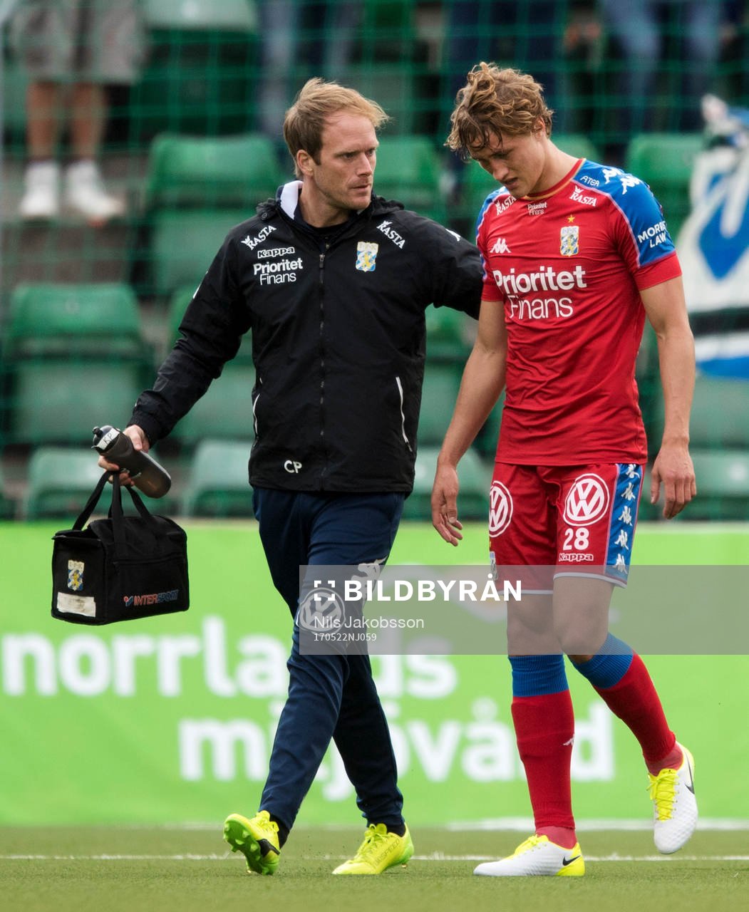 IFK Göteborgs Thomas Rogne skadar sig under fotbollsmatchen i Allsvenskan mellan GIF Sundsvall och IFK Göteborg den 22 maj 2017 i Sundsvall.