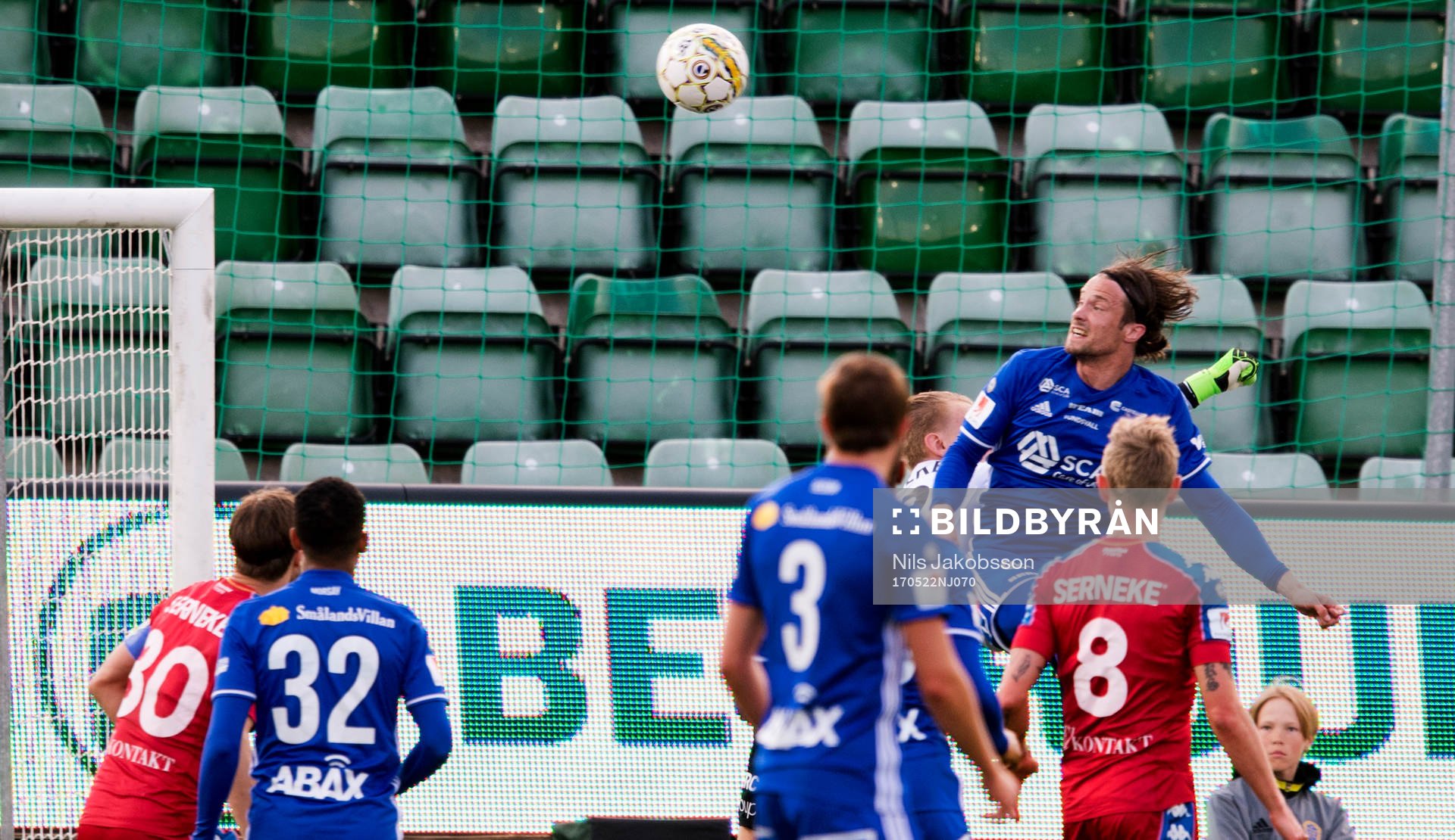 Sundsvalls Linus Hallenius når högst men bollen räddas